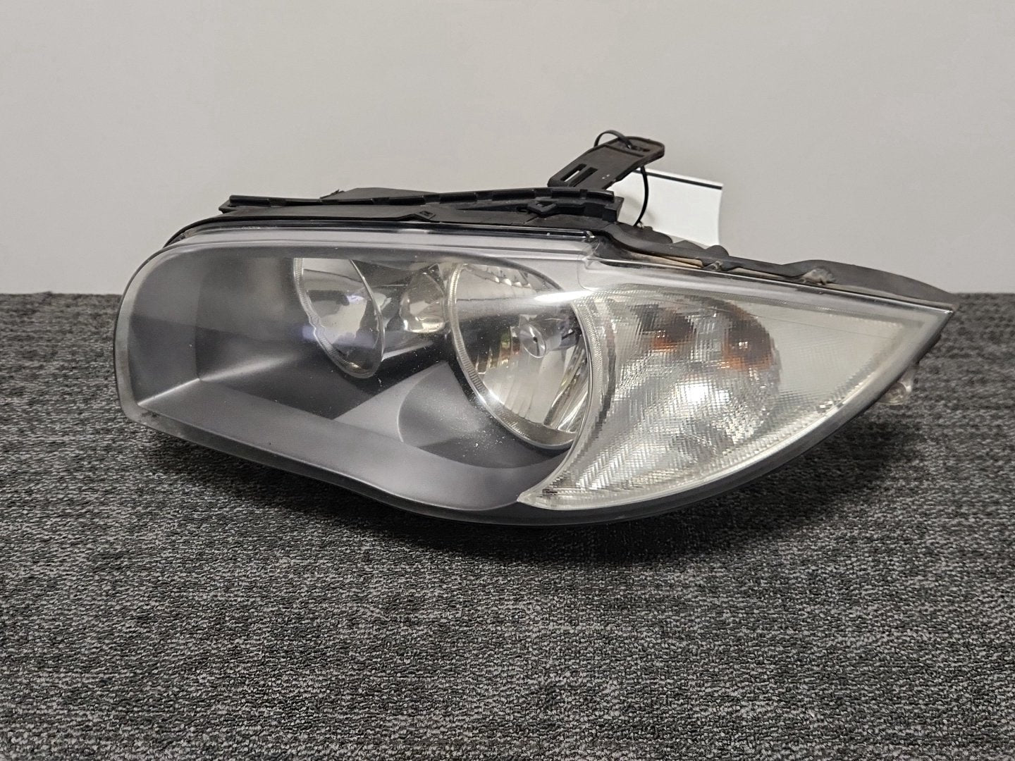 BMW 116d E87 Hatchback Genuine Front Right O/S Headlight 7193389-03 *Damaged*