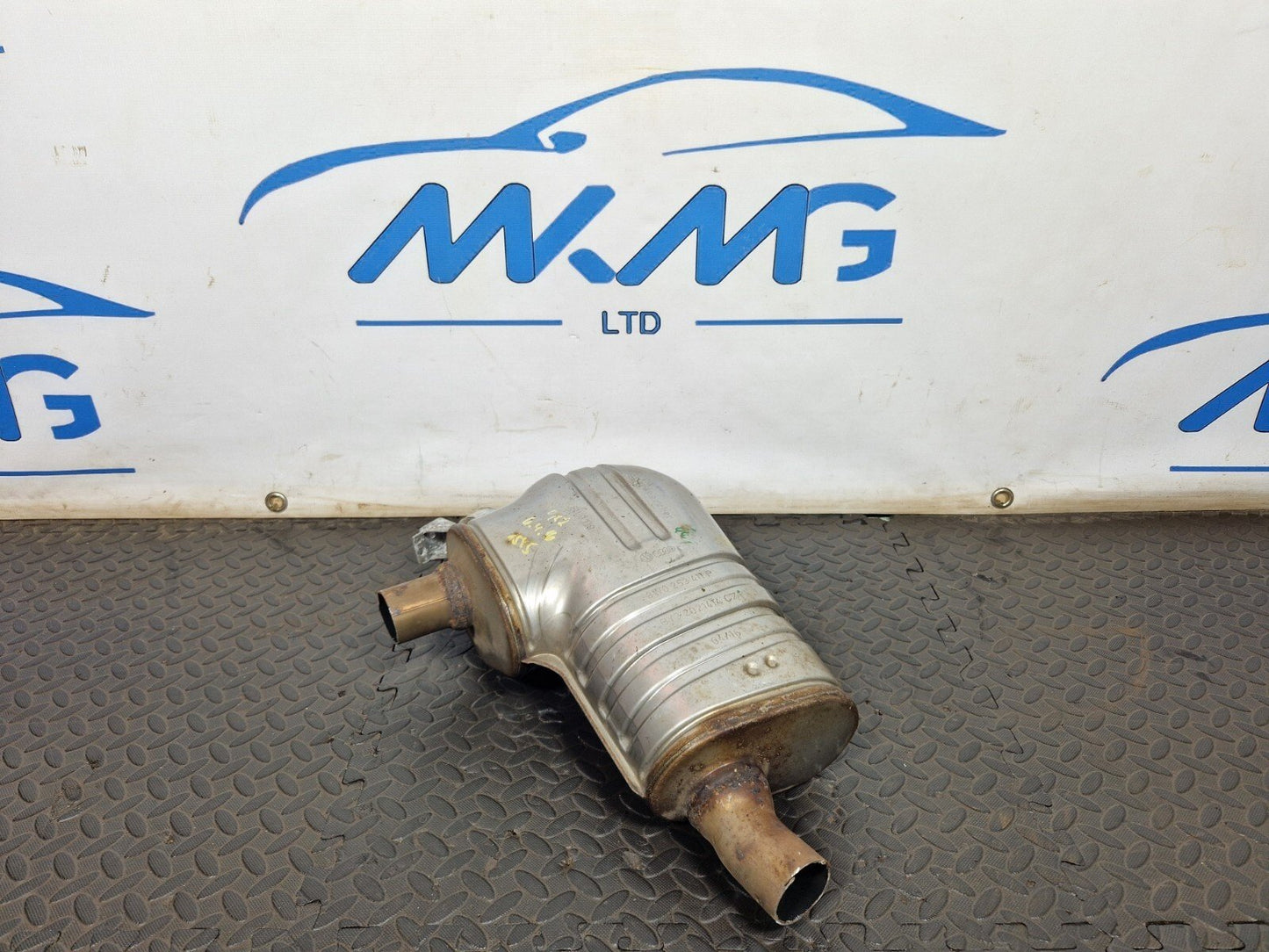 16-19 AUDI A4 B9 GENUINE EXHAUST BACKBOX SILENCER 8W0253411P