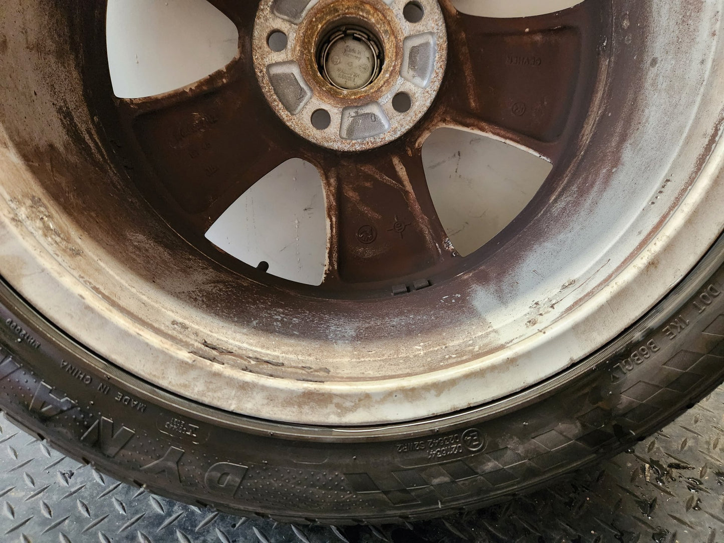 Skoda Yeti MK1 5L 17" Alloy Wheel with Tyre 225/45/17 ~5mm