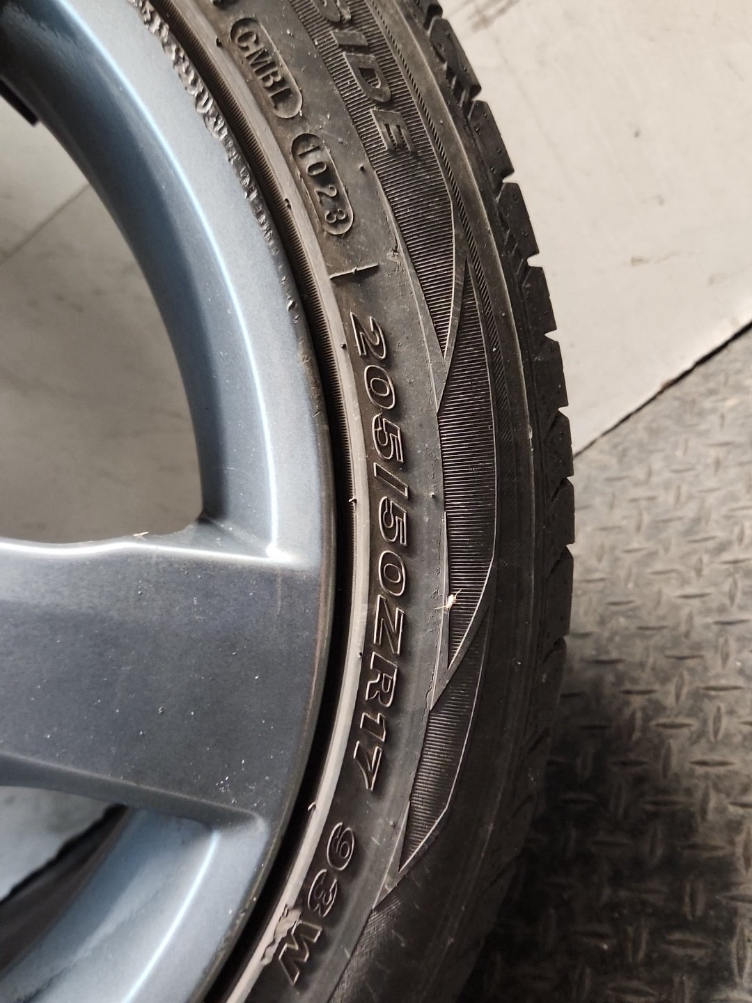 Volvo C30 MK1 FL (MK) (533) 17" Alloy Wheel with Tyre 205/50/17 ~4mm 31290177