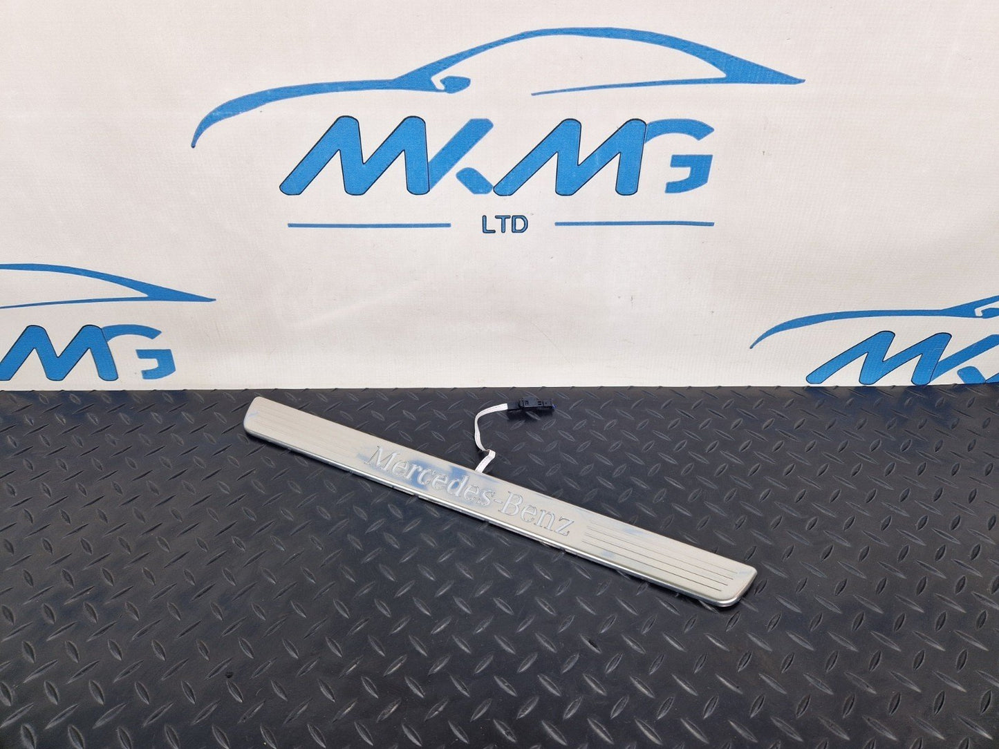 19-ON MERCEDES BENZ CLA C118 GENUINE FRONT DOOR SILL COVER TRIM A1186804800