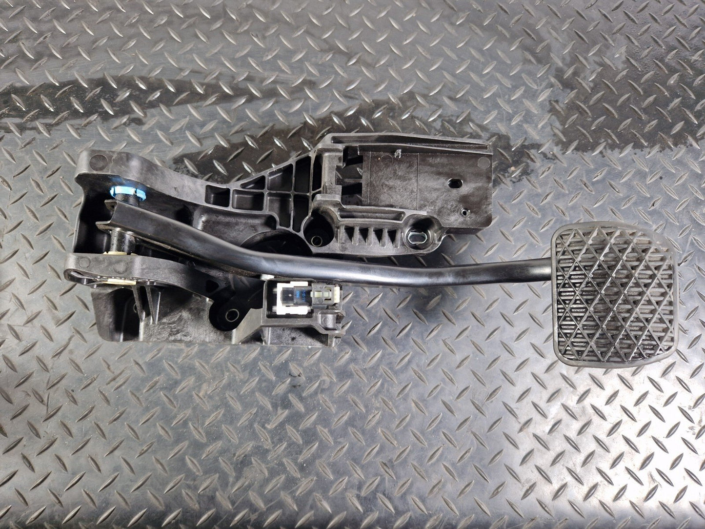 18-ON MERCEDES BENZ A CLASS W177 1.5CDI AUTO GENUINE BRAKE PEDAL A2472900100