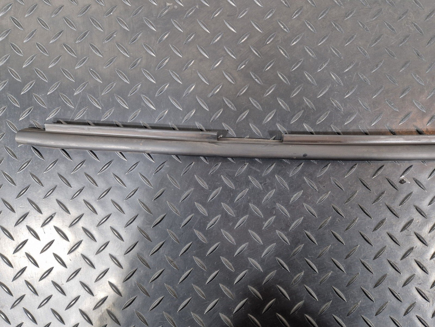 16-19 AUDI A4 B9 OEM FRONT RADIATOR LOVER CENTER RUBBER SEALING STRIP 8K0121331A