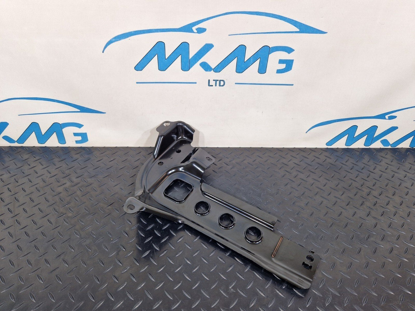 14-21 MERCEDES BENZ W205 OEM BOOT TRUNK FLOOR RIGHT SUPPORT BRACKET A2056100002