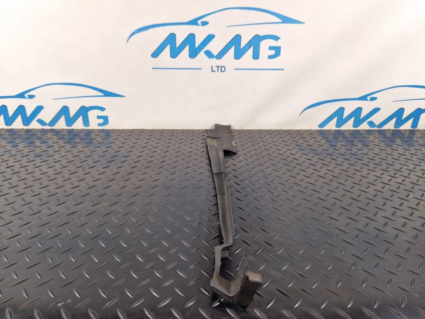 10-15 AUDI Q7 4L  FRONT RIGHT SIDE RADIATOR AIR GUIDE SEAL 7L0121332