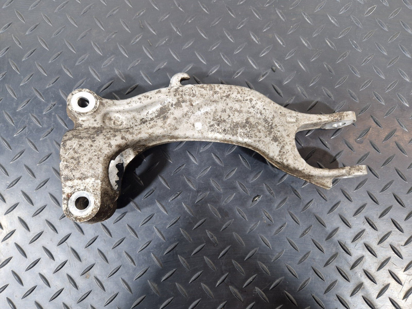16-19 AUDI A4 B9 S-LINE FRONT RIGHT SIDE SUSPENSION STRUT BRACKET 8W0413038