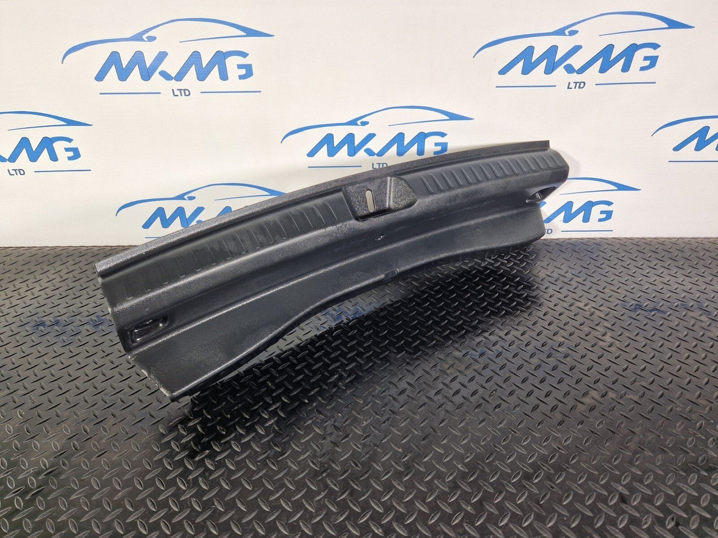 14-20 MERCEDES BENZ GLA 200 X156 TAILGATE COVER TRIM RIGHT A1567402000