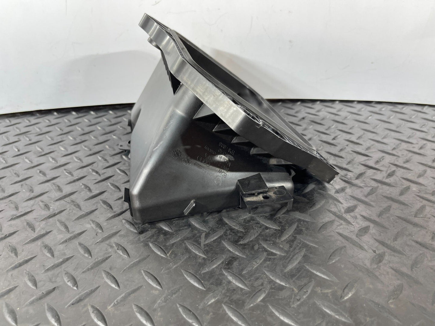 16-19 AUDI A4 B9 SALOON GENUINE FRONT AIR INTAKE DUCT VENT 8W2819904A