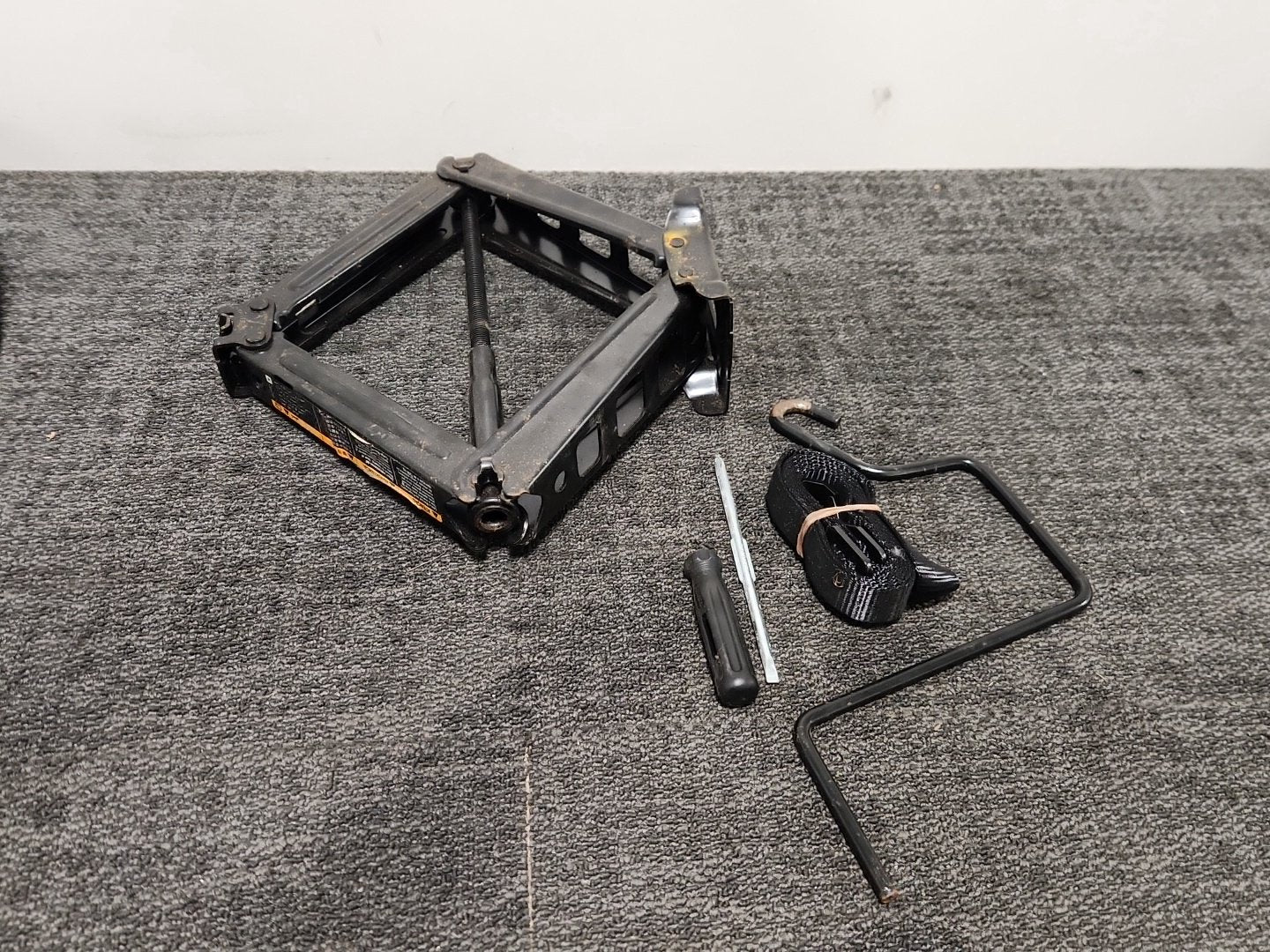 Vauxhall Astra MK6 (J) (A3400) Hatchback Spare Wheel Jack Tool Kit 537274672