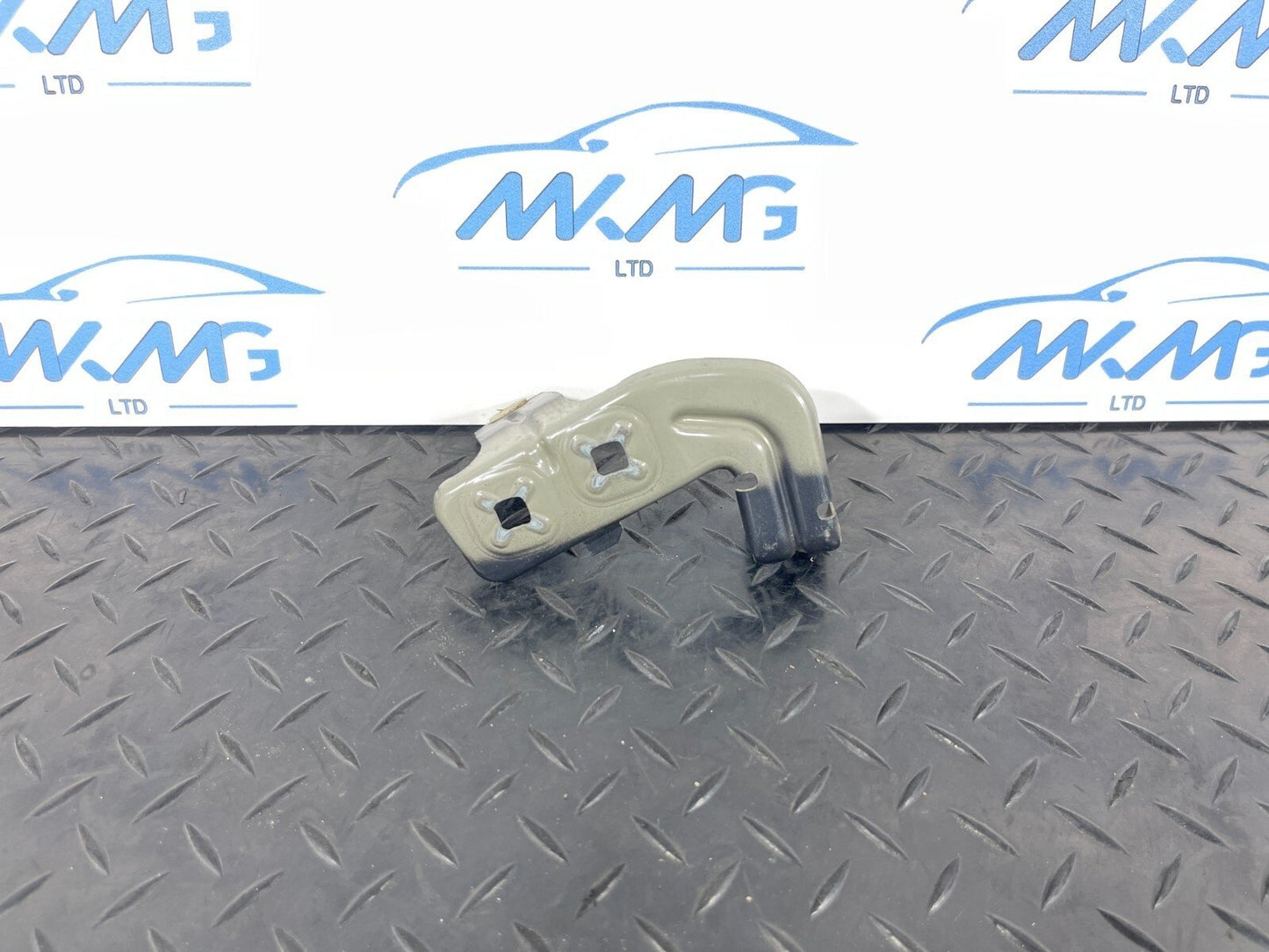 12-18 BMW F30 F31 F35 GENUINE  Left fender wing mounting bracket 7235821
