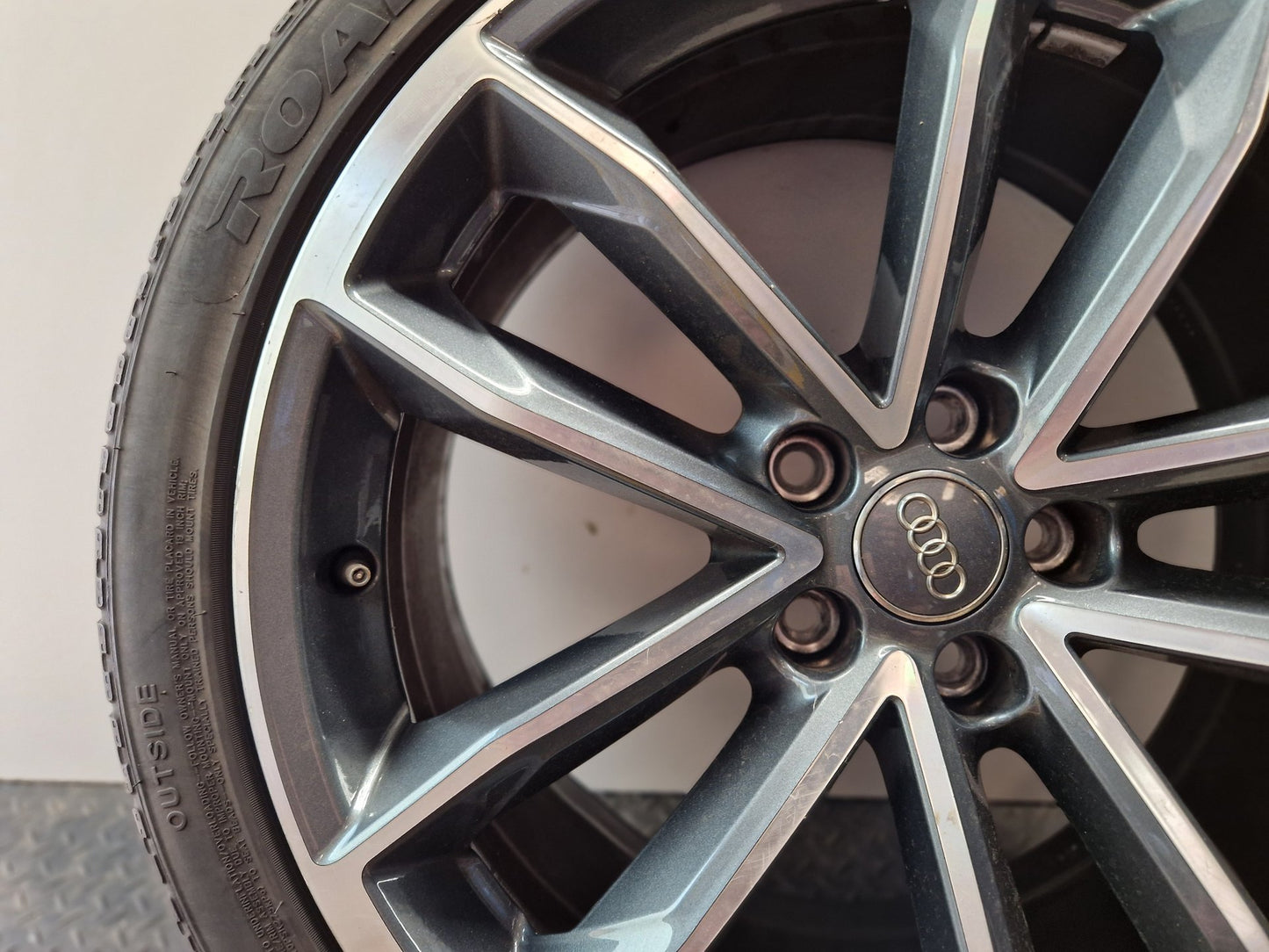 Audi A4 B9 19" Alloy Wheel with Tyre 255/35/19 8W0601025D ~3mm *Damaged*