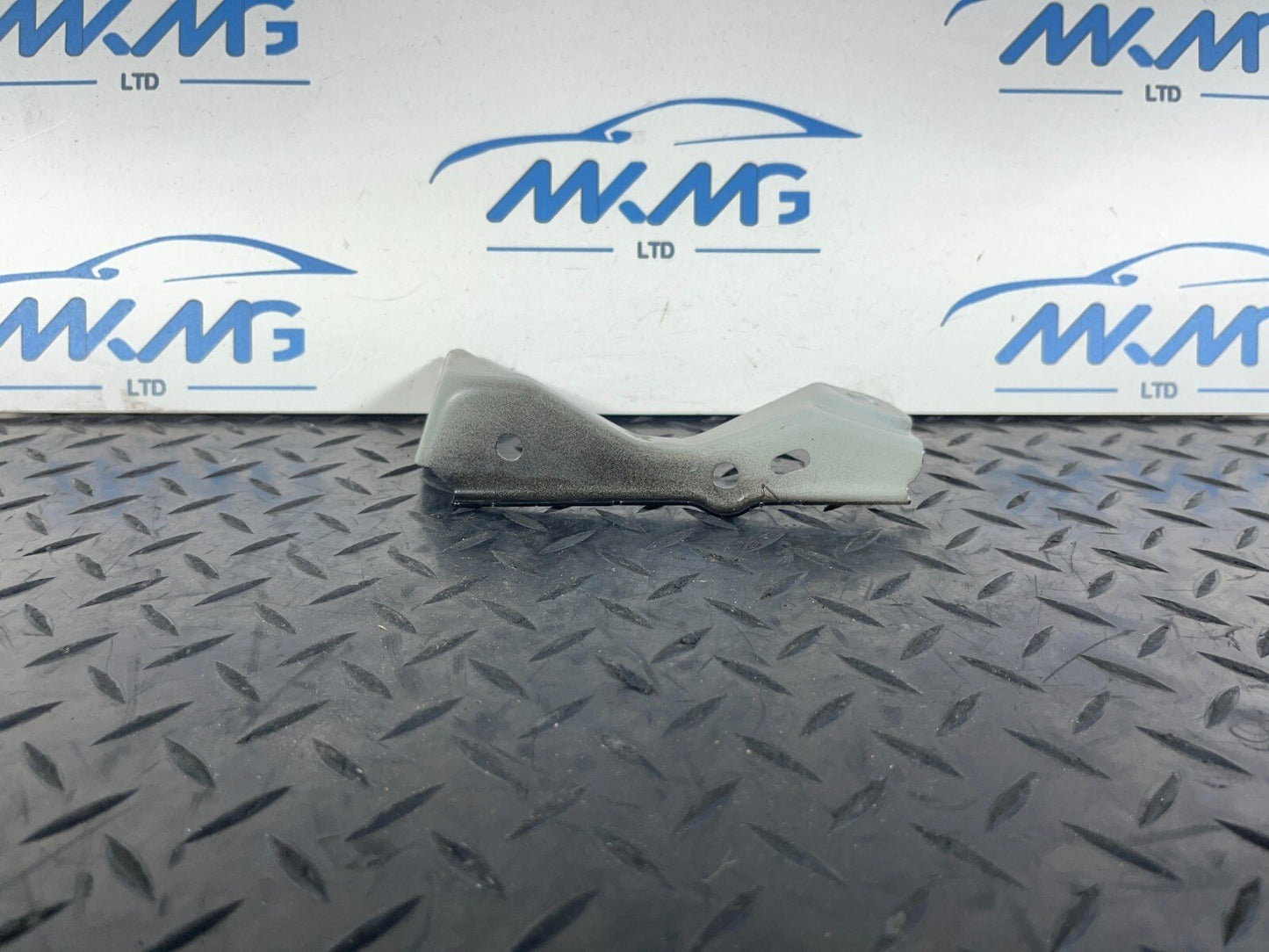 16-22 BMW X1 F48 GENUINE FRONT LEFT PASSENGER SIDE WING BRACKET 7392803