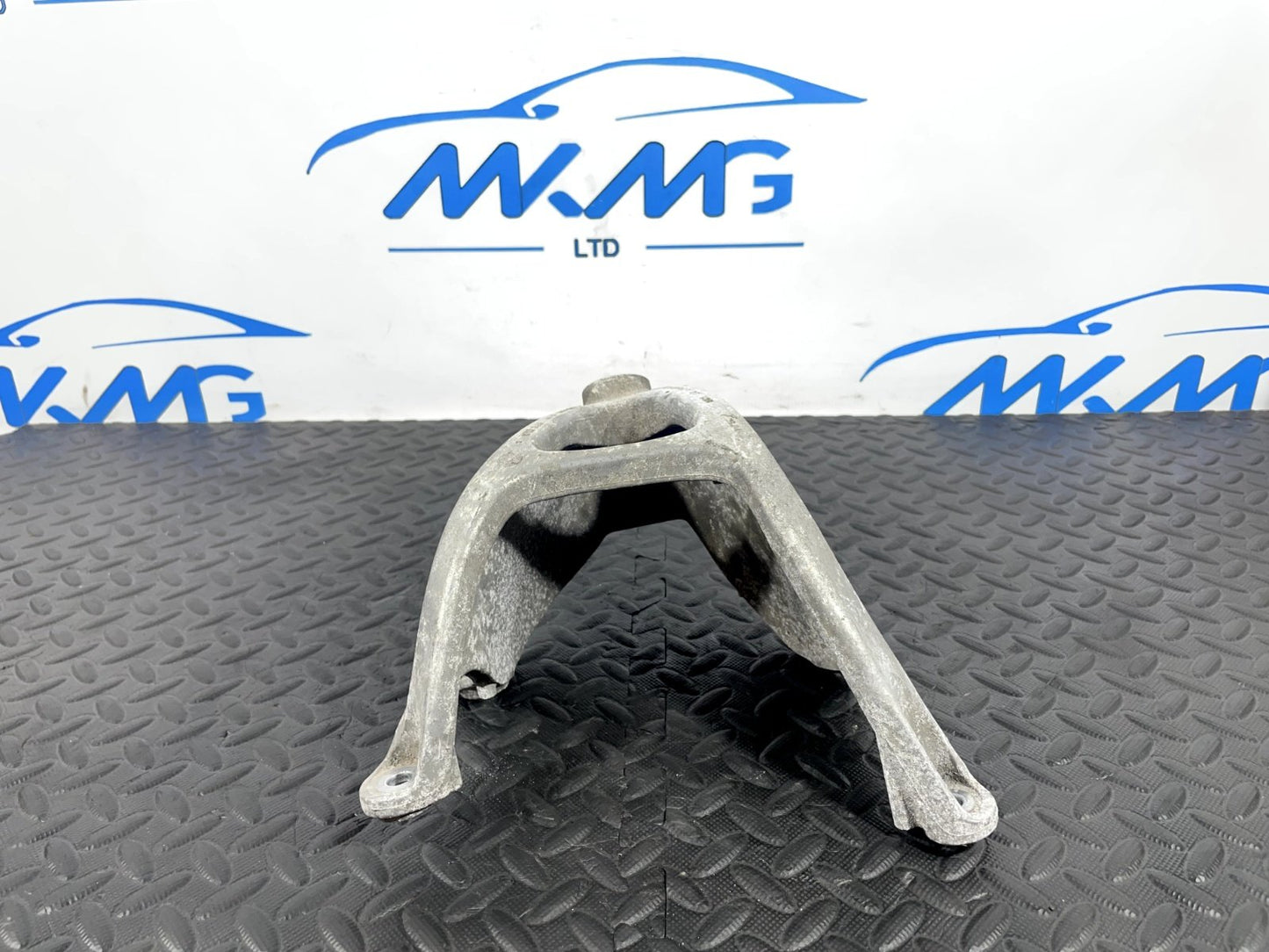 16-19 AUDI A4 B9 AVANT GENUINE LEFT ENGINE MOUNT BRACKET 8W0199307