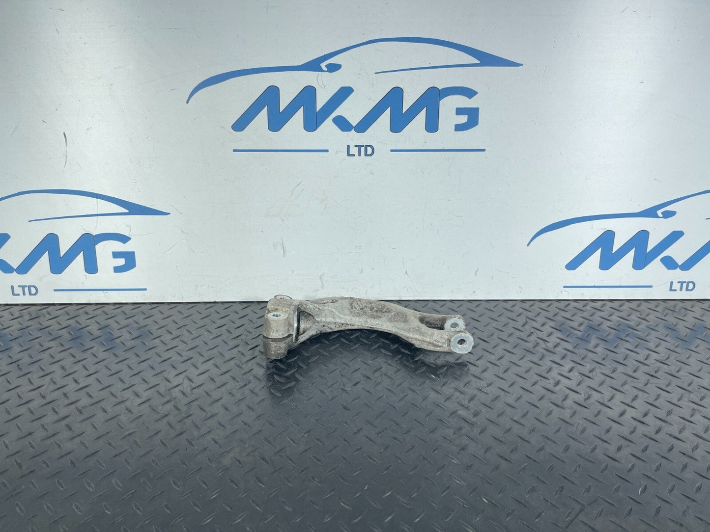 16-23 AUDI A5 F5 SPORTBACK FRONT RIGHT SIDE SUSPENSION STRUT BRACKET 8W0413038