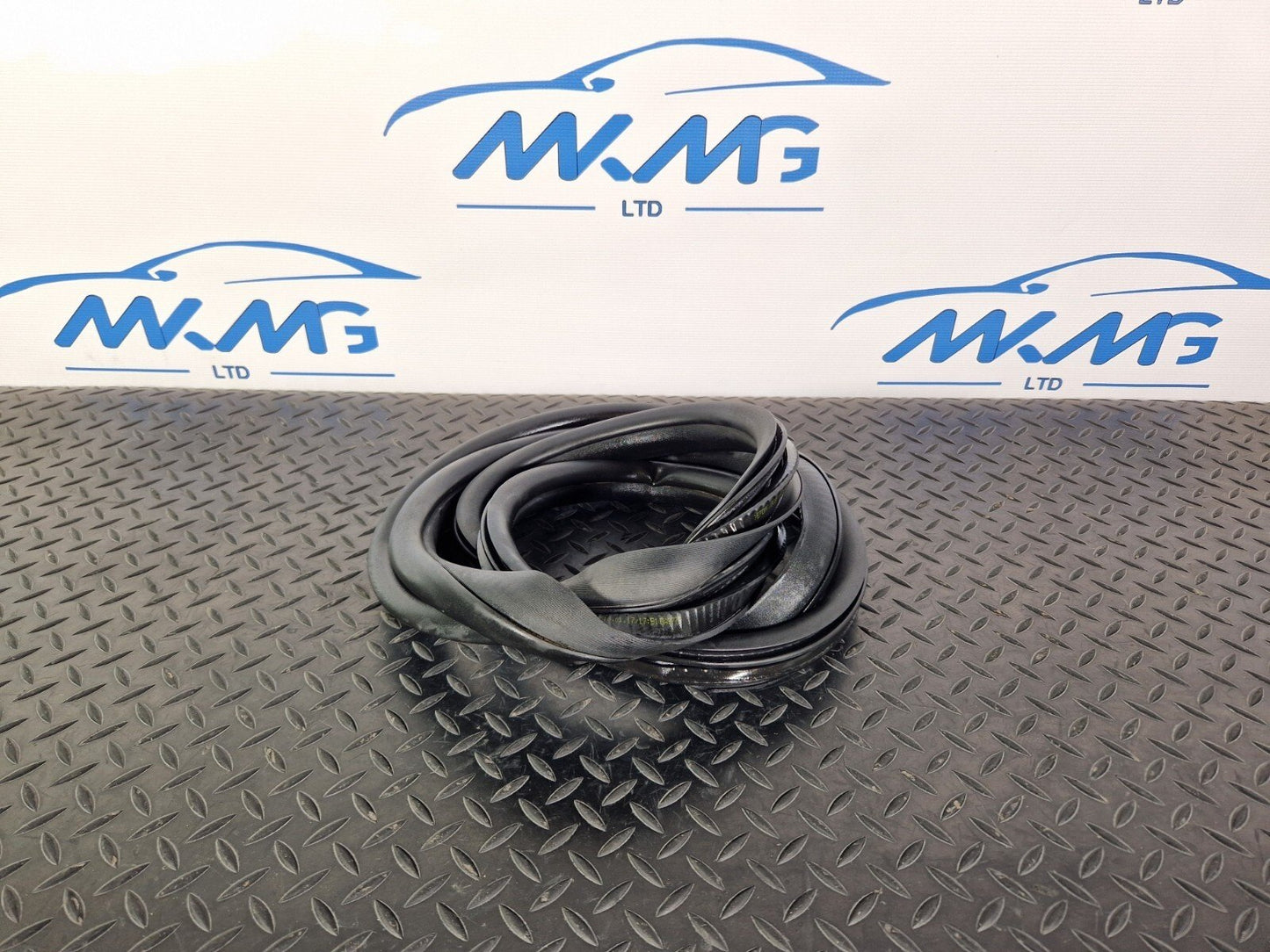 14-21 MERCEDES BENZ C220d W205 FRONT DOOR LEFT SIDE RUBBER SEAL A2056970051
