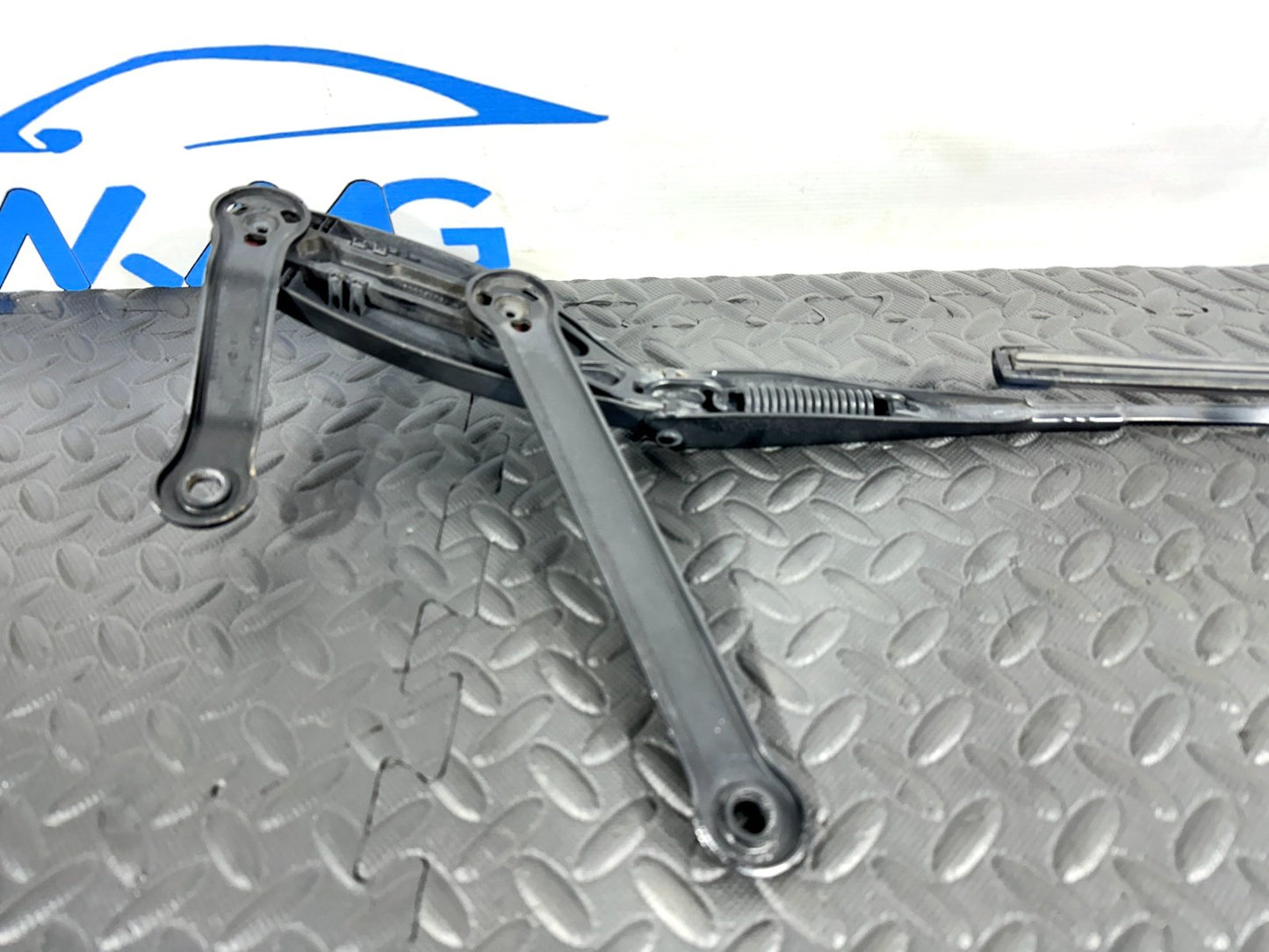 14-21 MERCEDES BENZ C300 W205 FRONT DRIVER SIDE WINDSCREEN WIPER ARM A2058204000