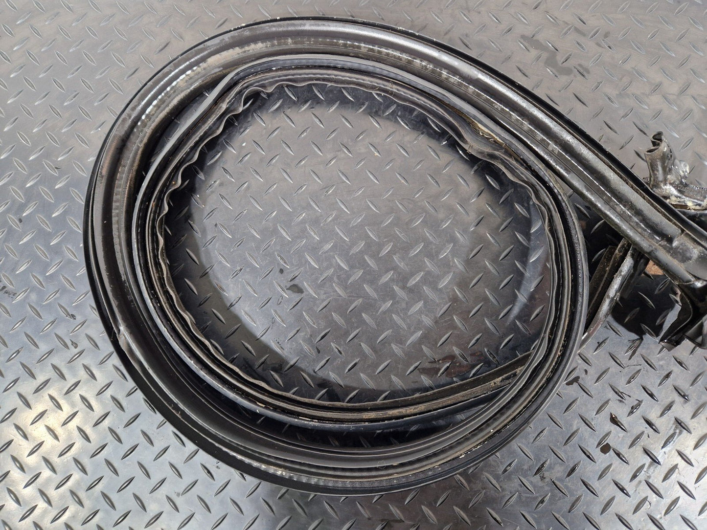 12-17 AUDI S5 CONVERTIBLE REAR ROOF RUBBER SEAL 8F0825397