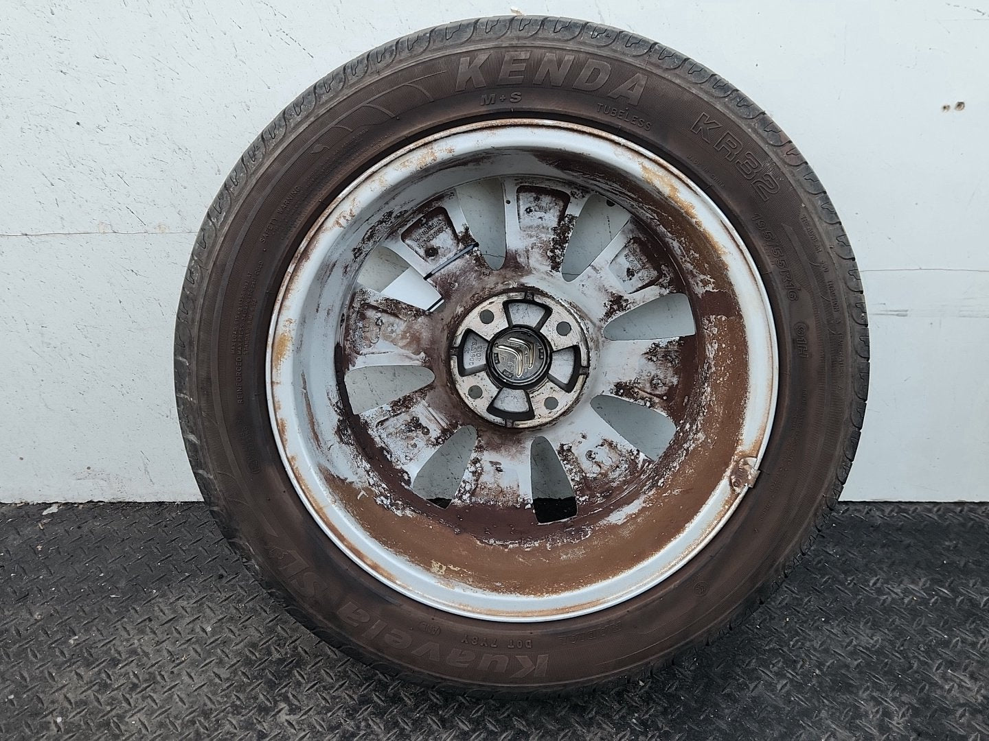 Citroen C3 Picasso MK1 16" Alloy Wheel with Tyre 195/55/16 ~4mm