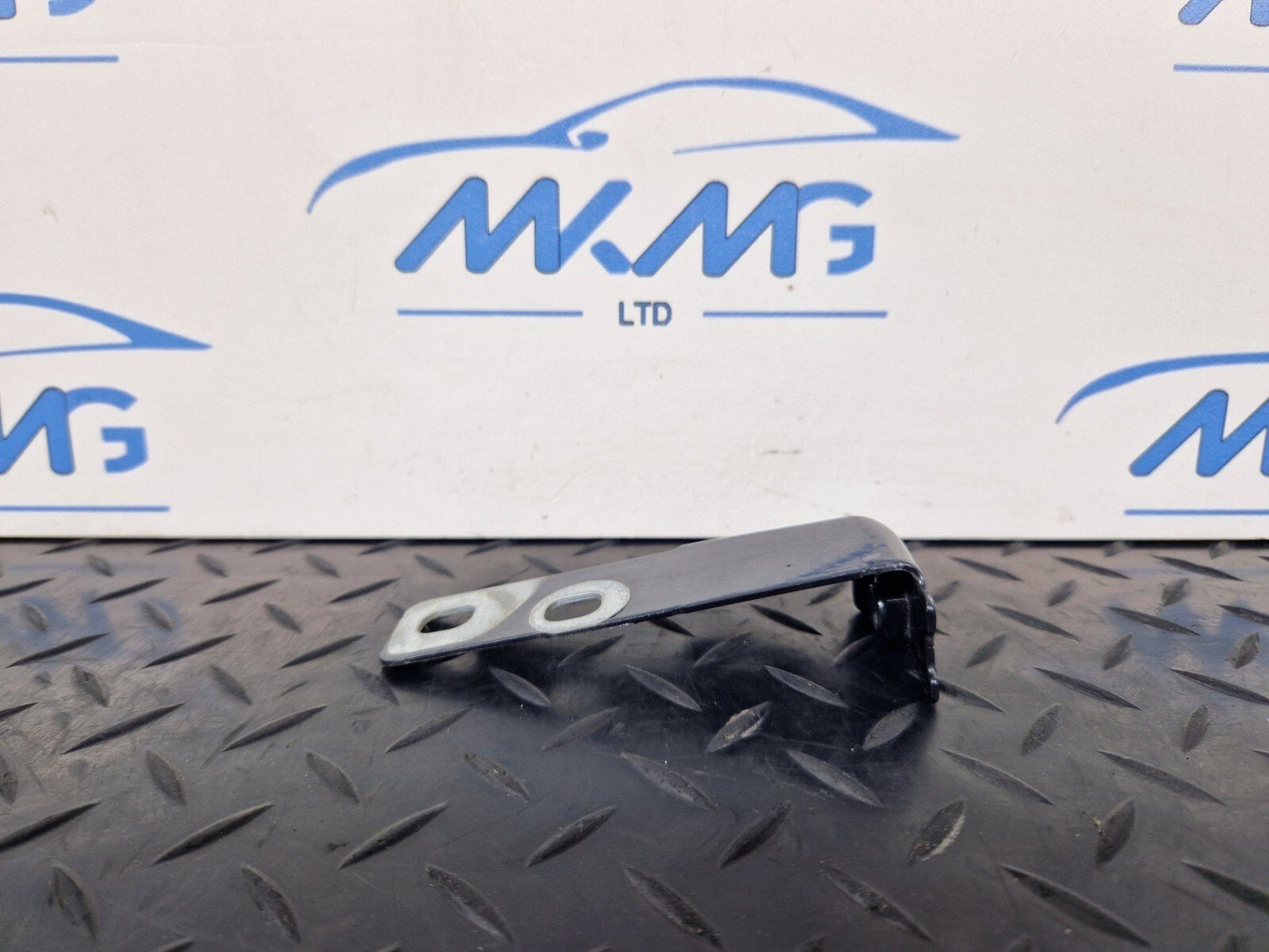 16-19 AUDI A4 B9 GENUINE FRONT RIGHT DRIVER SIDE WING BRACKET 8W0821434B