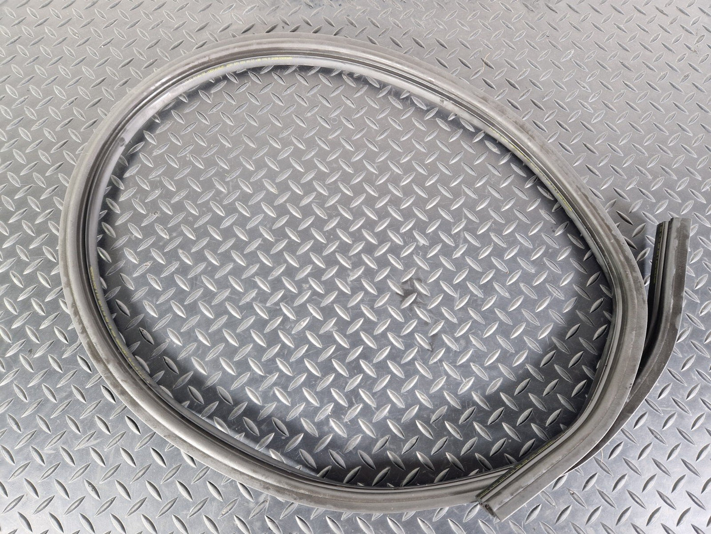 18-ON MERCEDES SPRINTER W907 BONNET RUBBER SEALING GASKET SEAL A9108871100