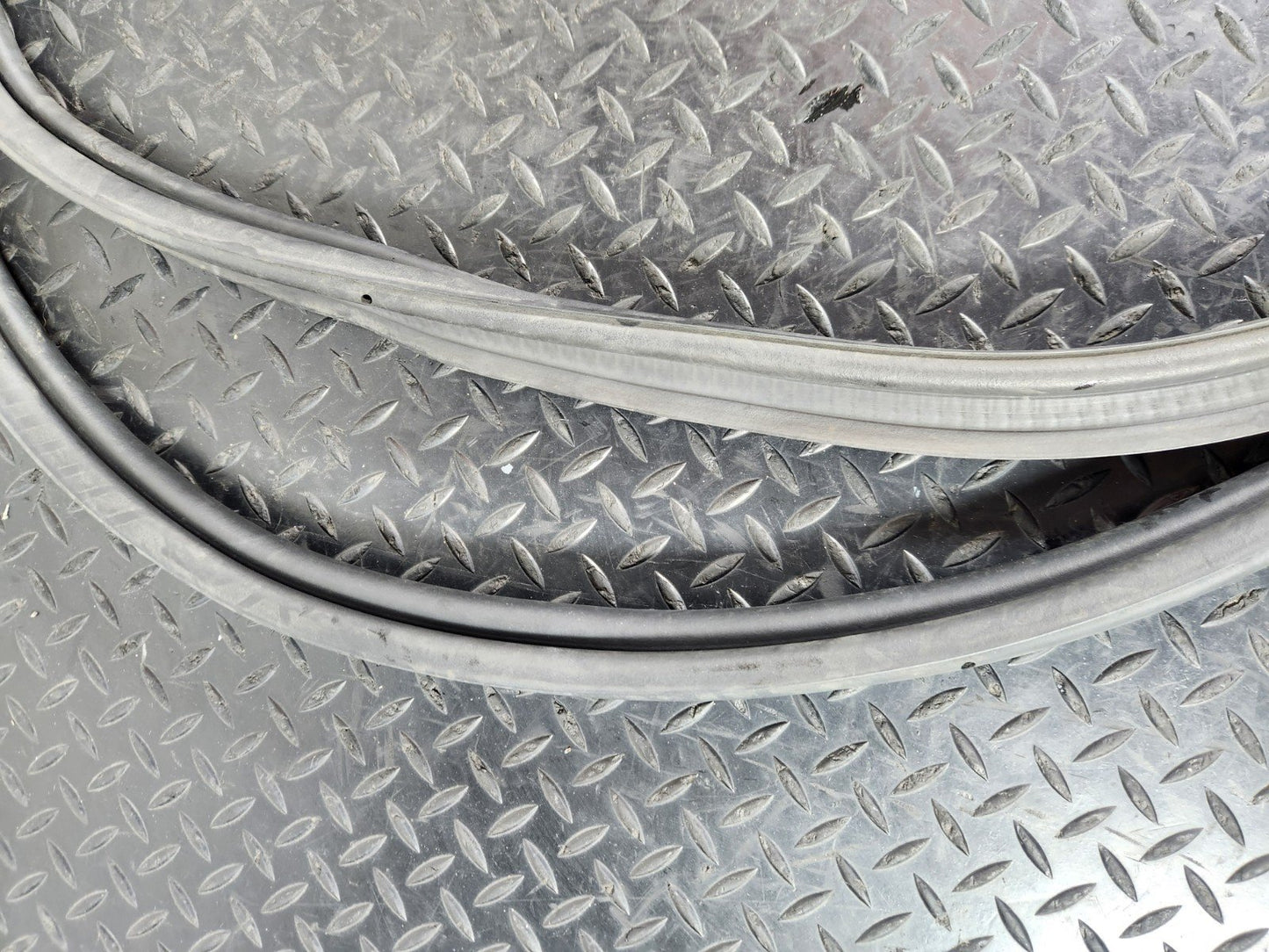 11-19 MERCEDES BENZ ML W166 GENUINE BOOT / TAILGATE RUBBER SEAL A1667400178