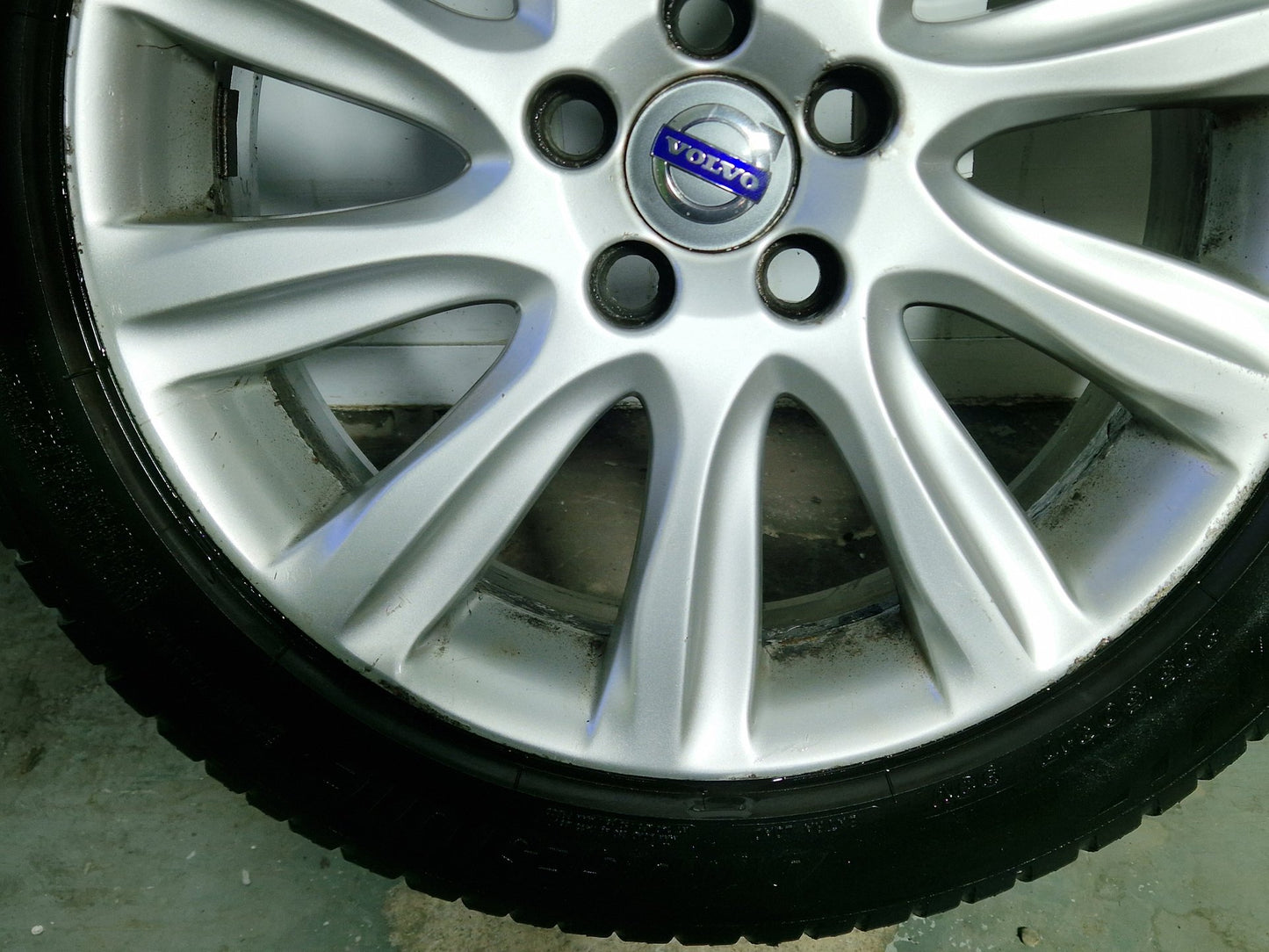Volvo V40 MK3 (525) 17" Alloy Wheel with Tyre 205/50/17 ~3mm 31381857