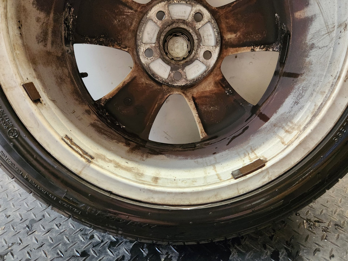 Skoda Yeti MK1 5L 17" Alloy Wheel with Tyre 225/45/17