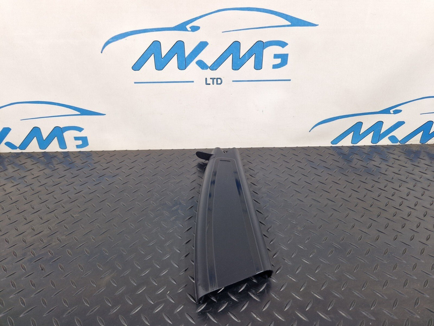 10-18 AUDI A7 4G S-LINE REAR LEFT TAILGATE HINGE COVER TRIM 4G8827991A