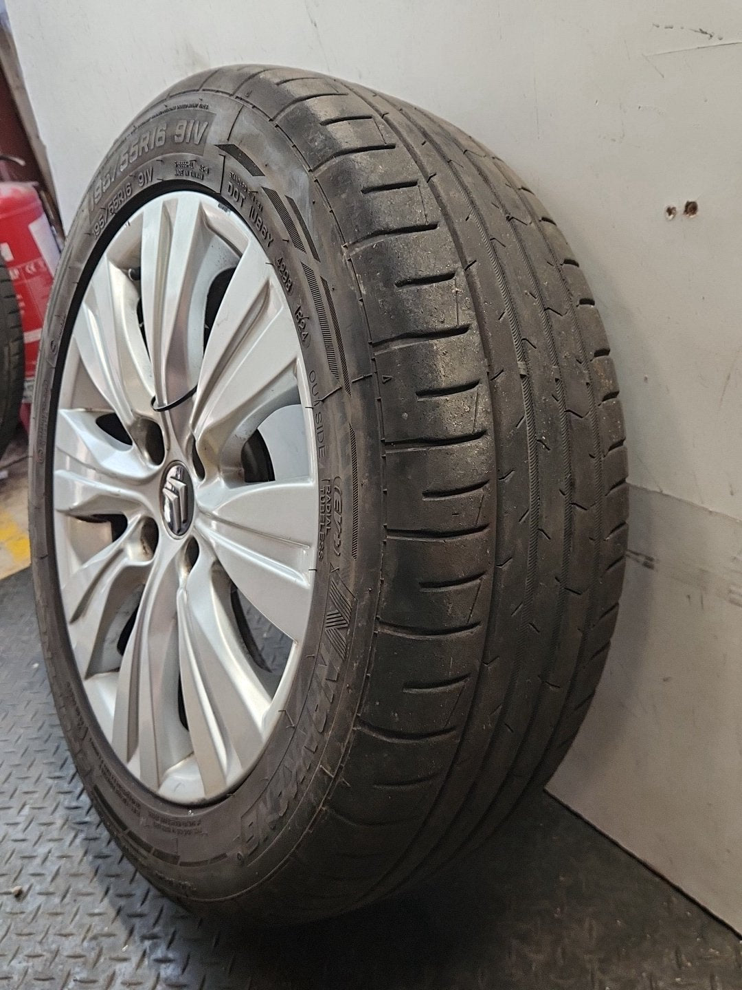 Citroen C3 Picasso MK1 FL (MY10) 16" Alloy Wheel with Tyre 195/55/16 ~5mm