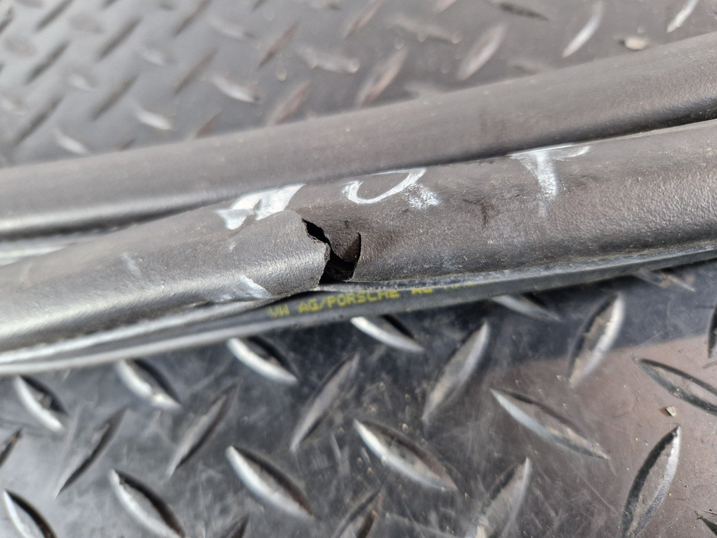 10-18 VW TOUAREG 7P GENUINE FRONT RIGHT DOOR RUBBER SEAL DAMAGED 7P0867365F
