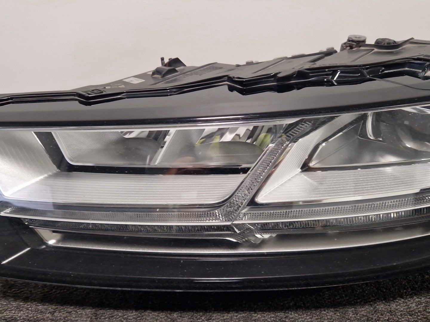 Audi Q7 4M Genuine Left N/S Passenger Headlight 4M0941033A