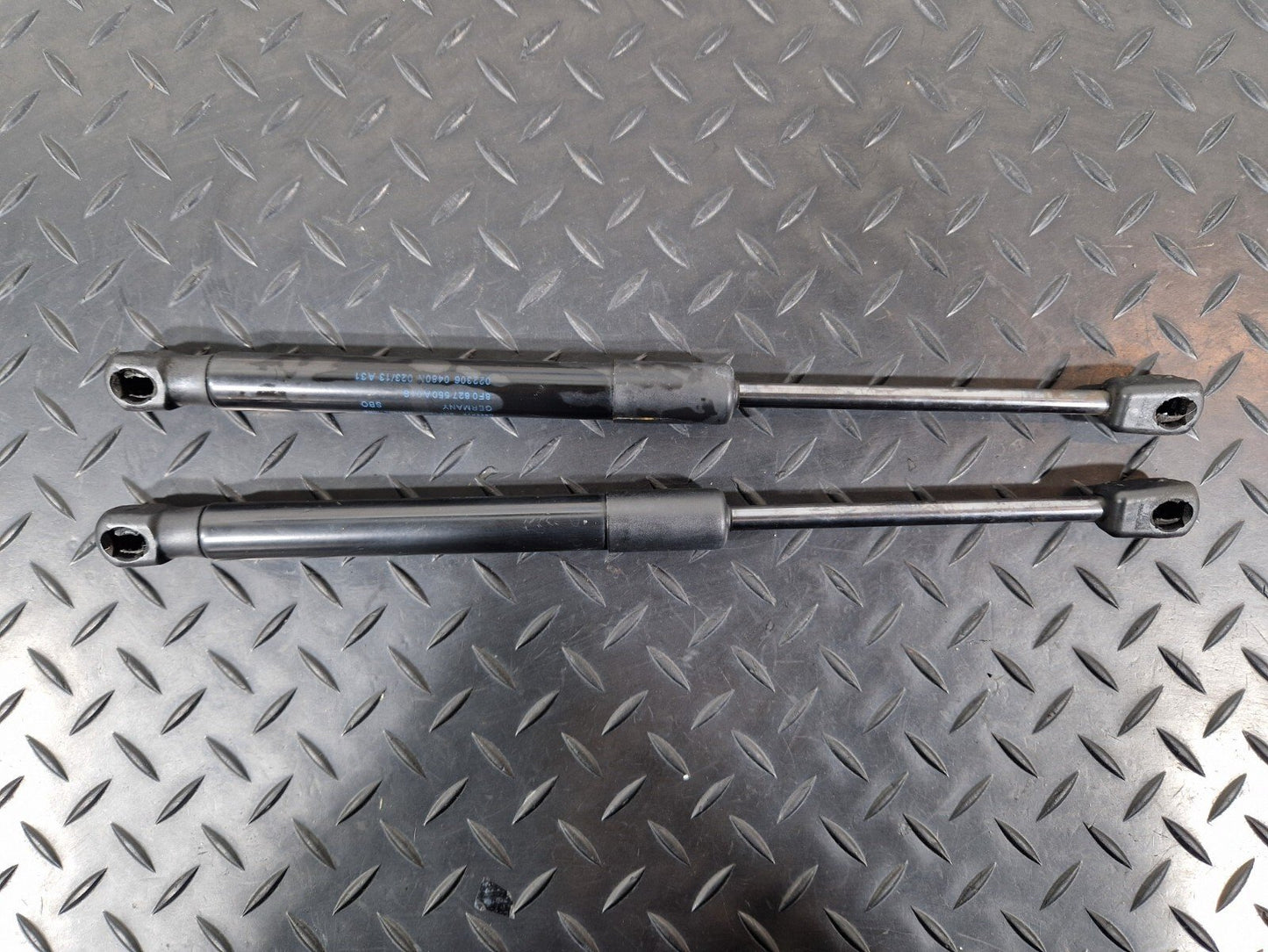 12-17 AUDI S5 CONVERTIBLE PAIR OF REAR TAILGATE BOOT LID GAS STRUTS 8F0827550A