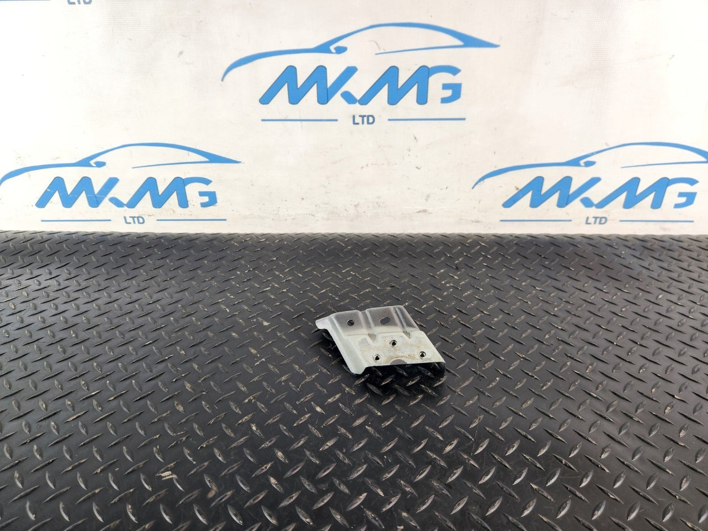 10-18 VW TOUAREG 7P GENUINE FRONT LEFT FENDER HOLDER 7P6821151A