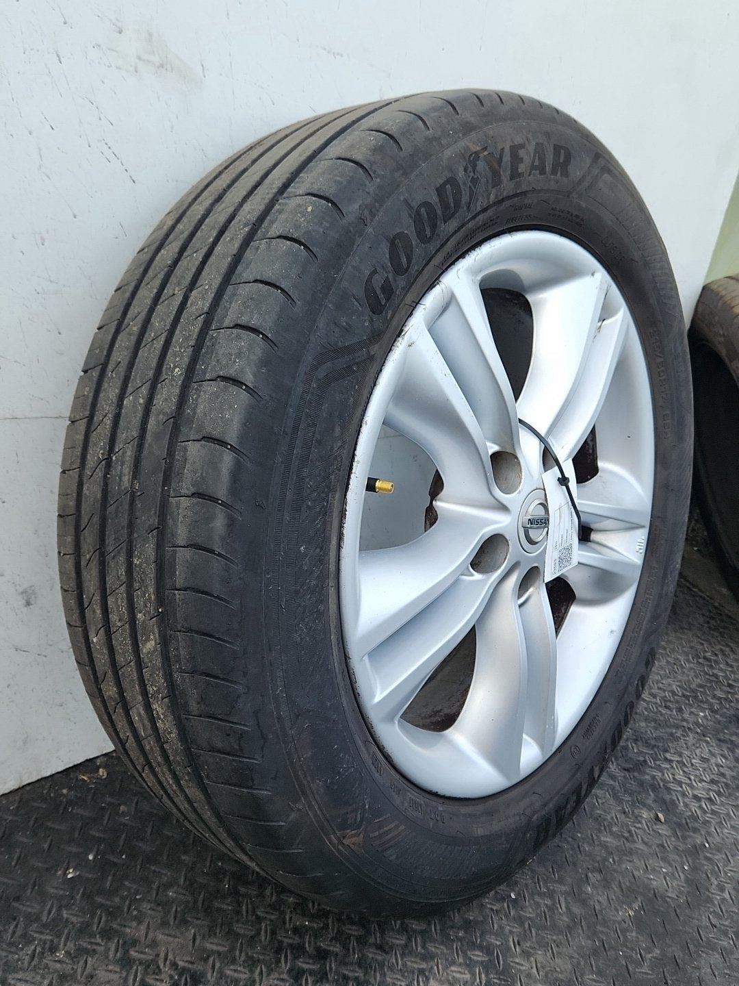 2012 Nissan Qashqai MK1 FL (J10) 17" Alloy Wheel with Tyre 215/60/17 ~4mm