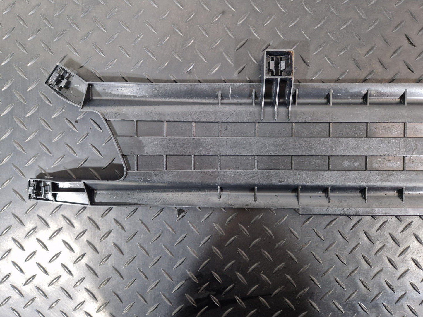 18-ON MERCEDES BENZ SPRINTER W907 W910 2.2 CDI CABLE DUCT COVER A9105460000