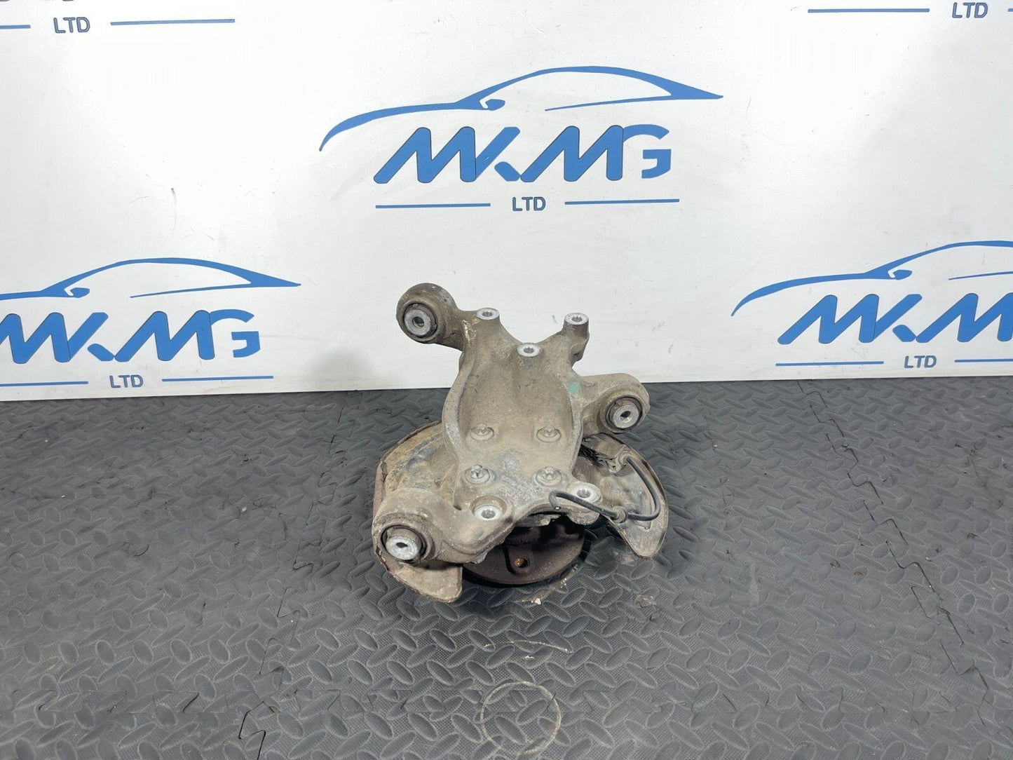 12-18 MERCEDES A B CLA W176 W246 C117 GENUINE REAR RIGHT SIDE WHEEL HUB A2460406