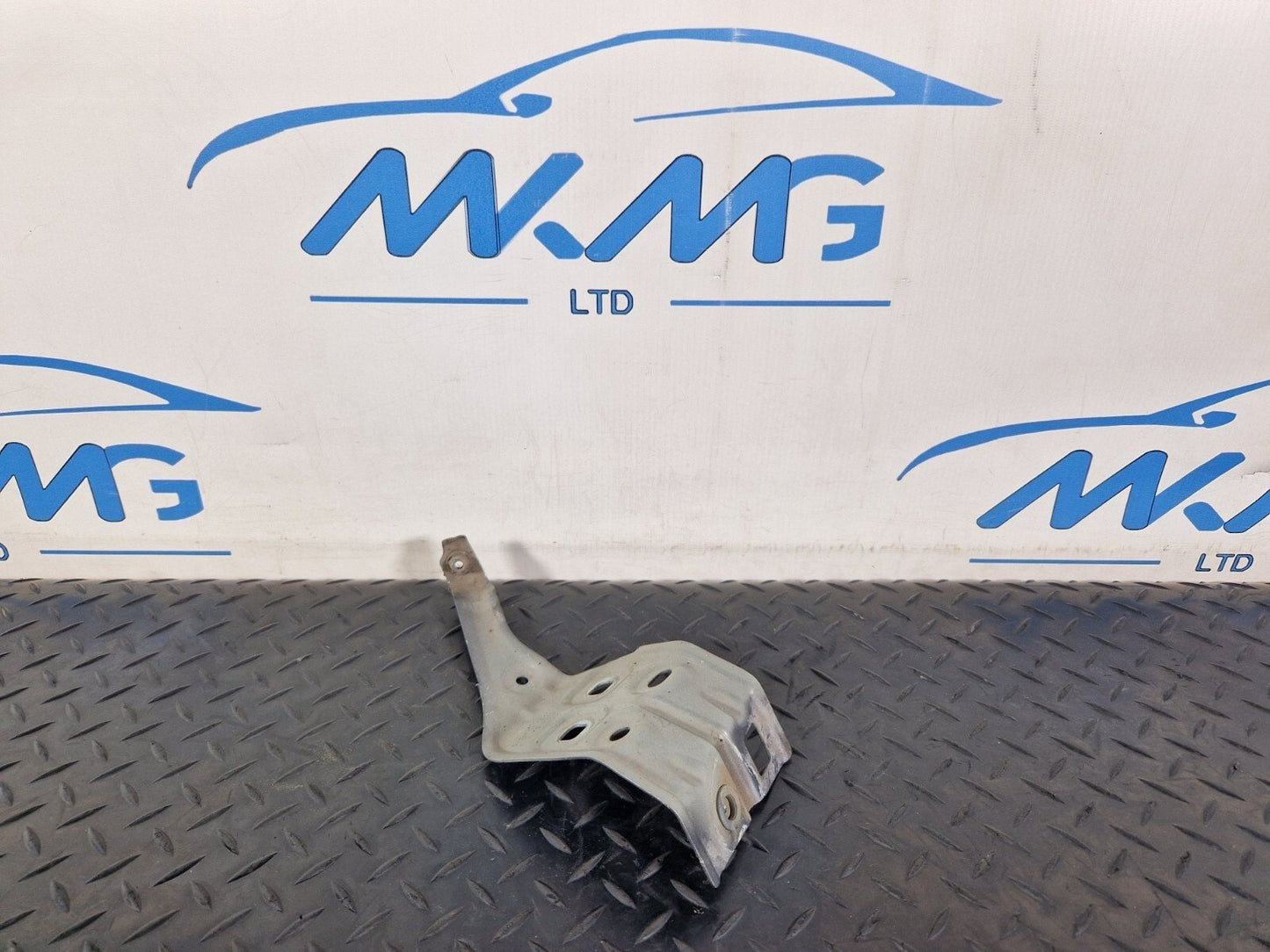 19-ON MERCEDES BENZ B CLASS W247 FRONT RIGHT SIDE WING BRACKET A2478810300