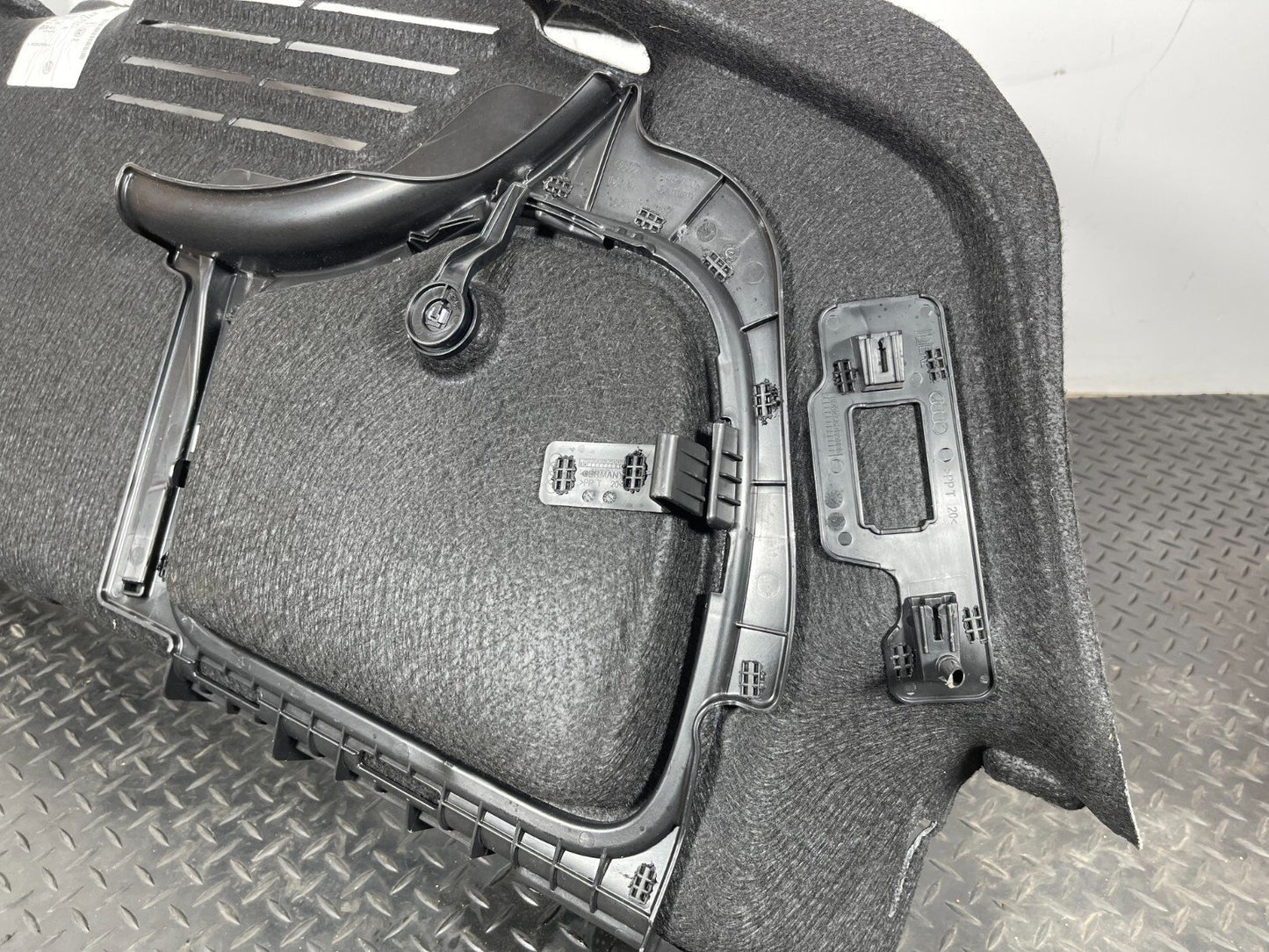 16-19 AUDI A4 B9 SALOON GENUINE PASSENGER SIDE BOOT TRIM COVER 8W5863879C