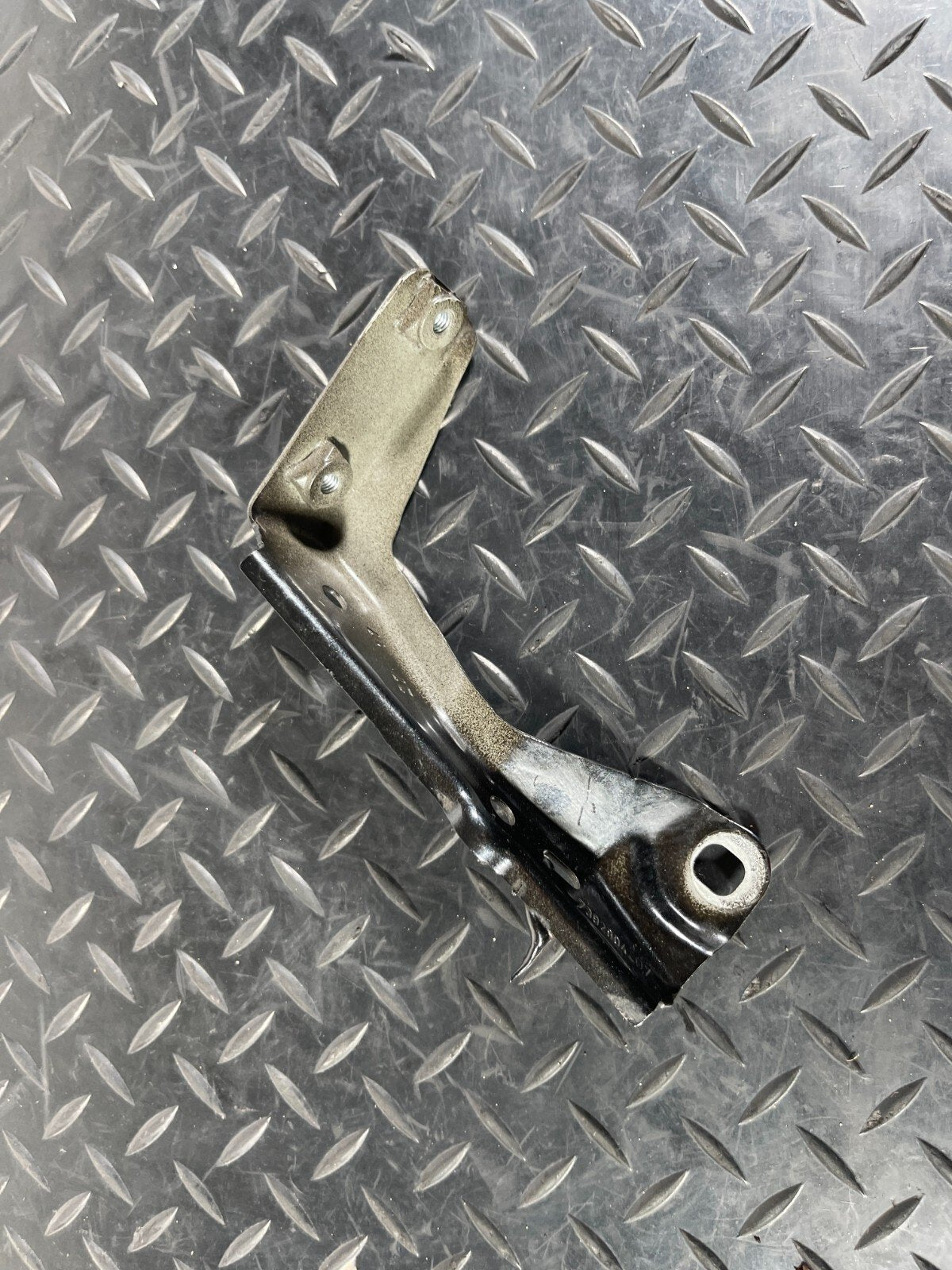 16-22 BMW X1 F48 GENUINE FRONT RIGHT DRIVER SIDE WING BRACKET 7392804