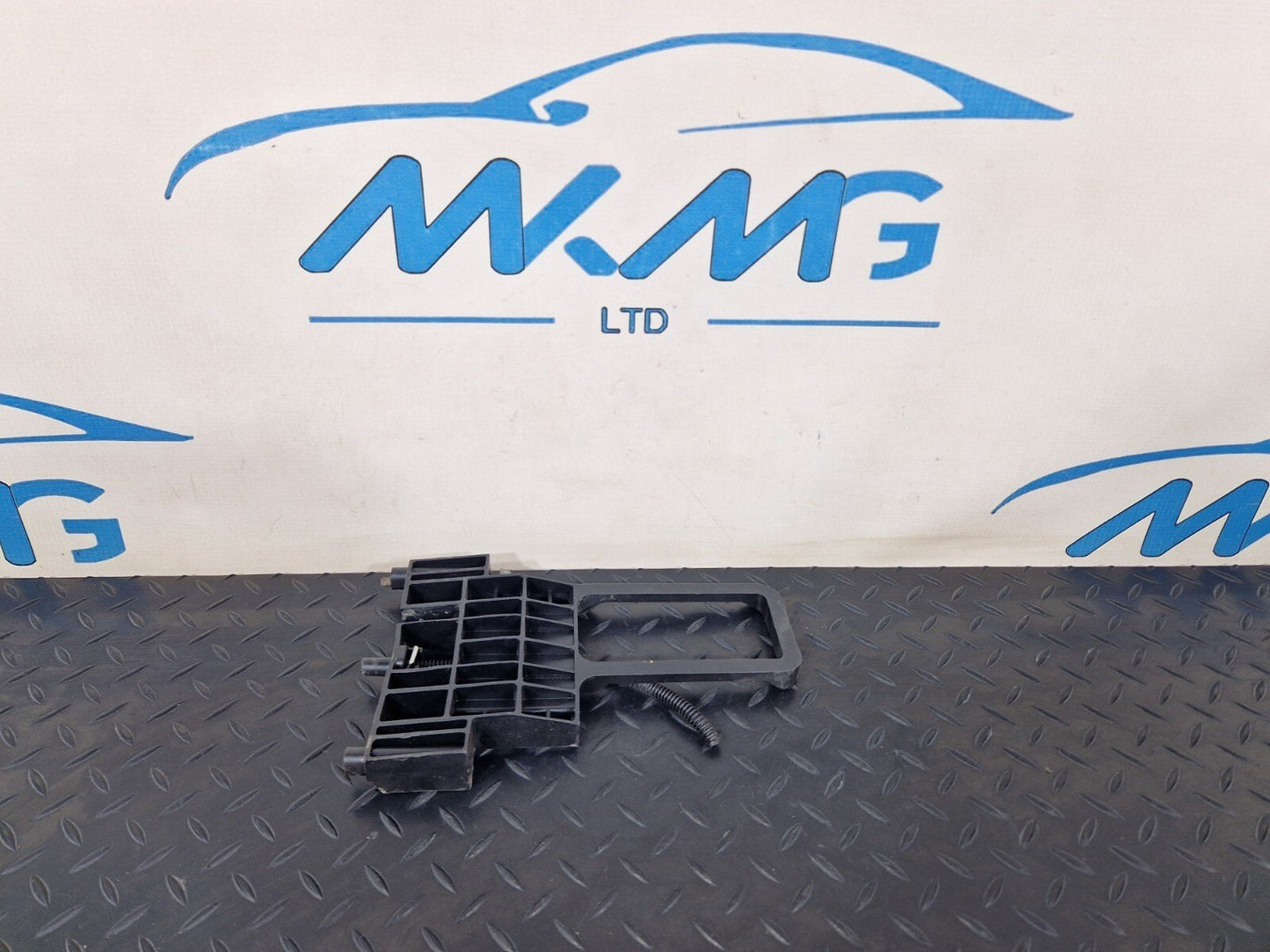 18-ON MERCEDES BENZ SPRINTER W907 OEM BATTERY HOLDER BRACKET A9065410400