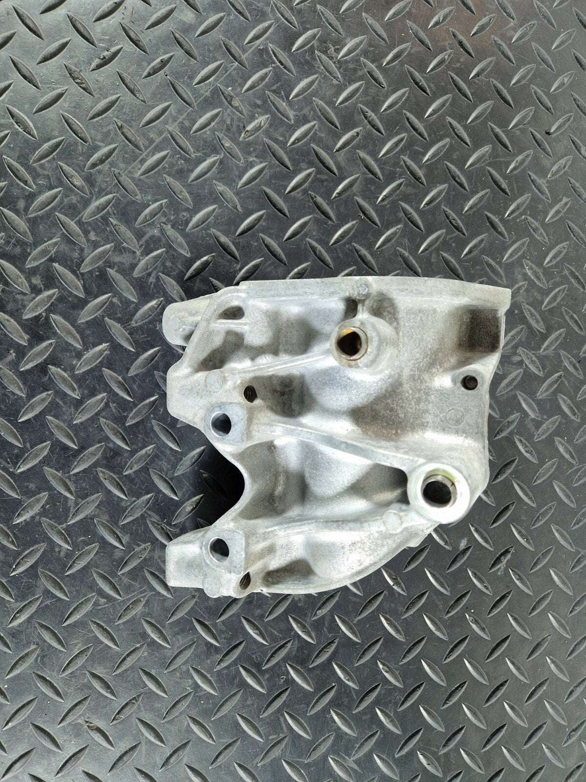 19-ON MERCEDES BENZ A CLASS W177 ENGINE BEARING BRACKET SUPPORT A6542200031