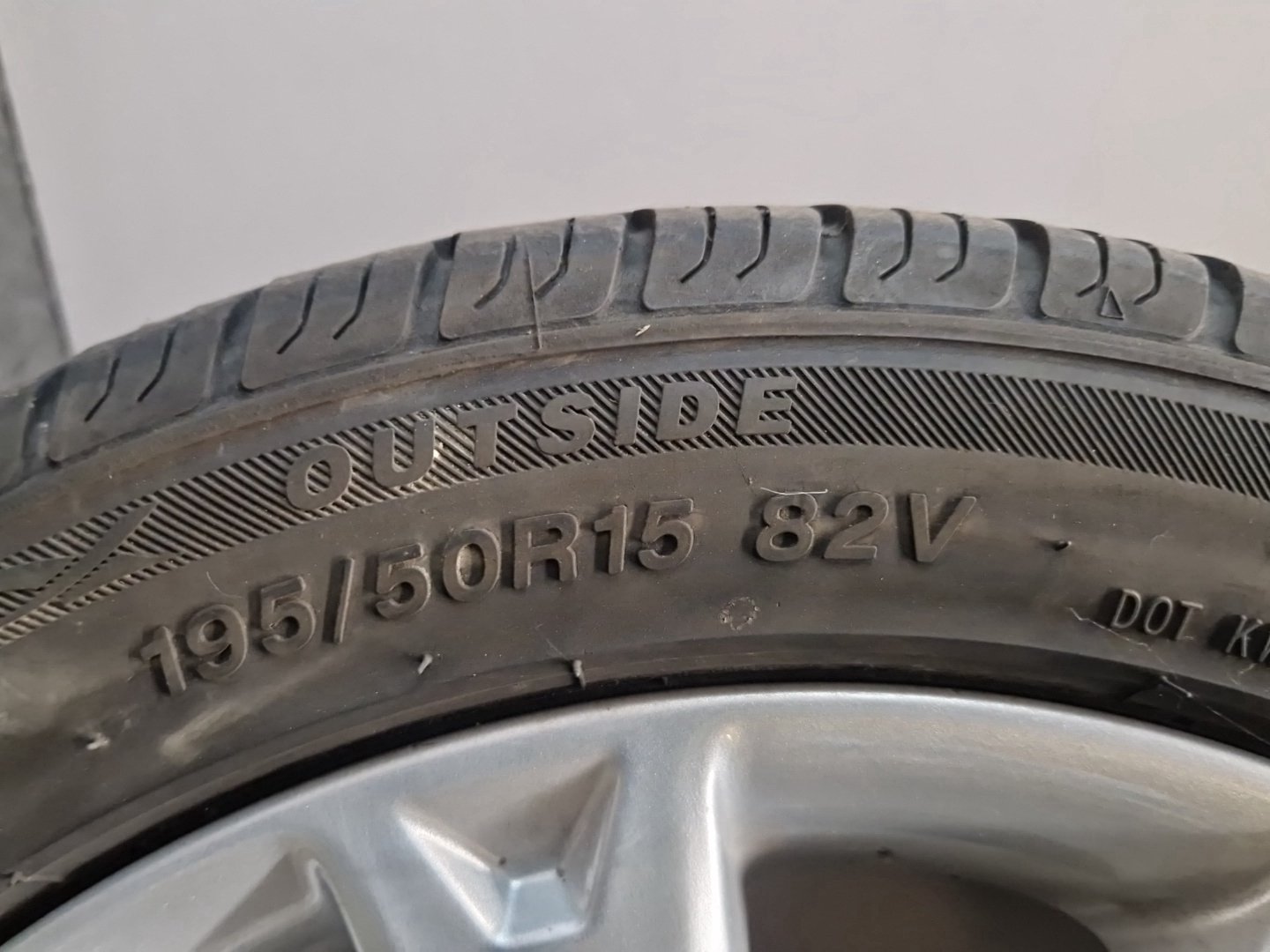2009 Ford Fiesta MK7 (B299) 15" Alloy Wheel with Tyre 195/50/15 ~4mm 8V211007GA