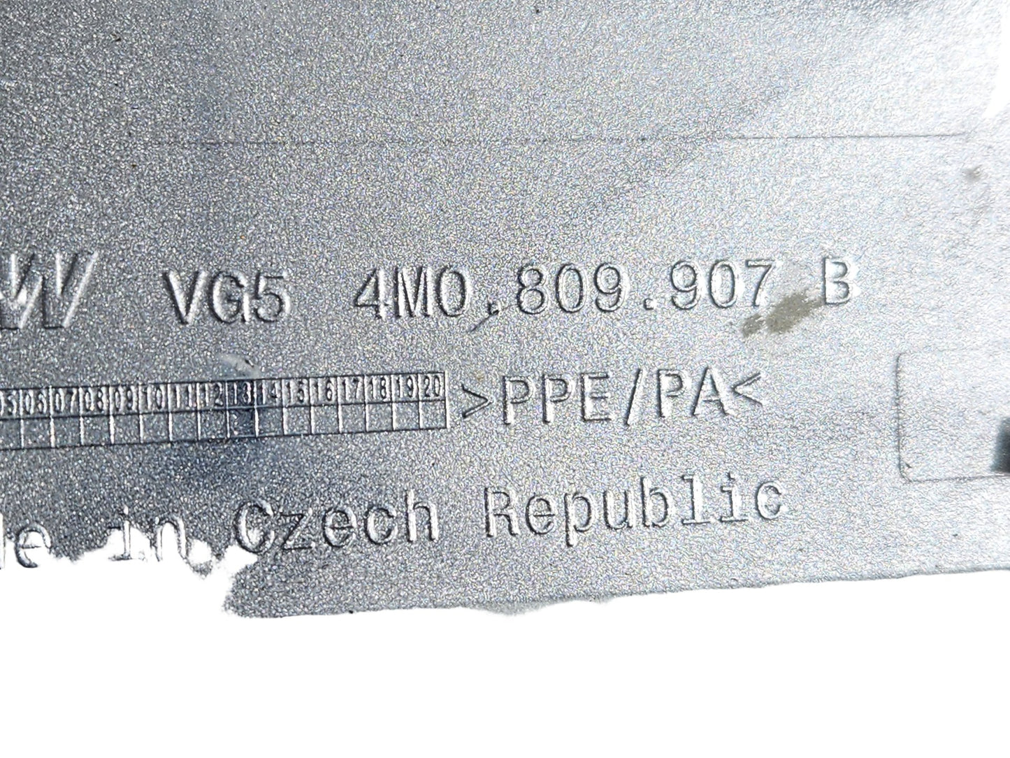 Audi Q7 4M Genuine Fuel Filler Flap Cover 4M0809907B