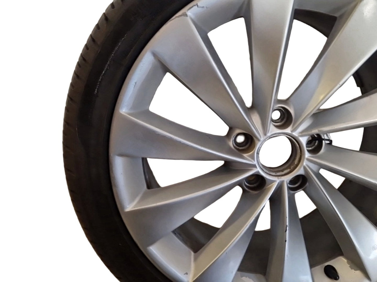 Volkswagen Passat MK5 (B6) (3C) 18" Alloy Wheel with Tyre 235/40/18 ~6mm