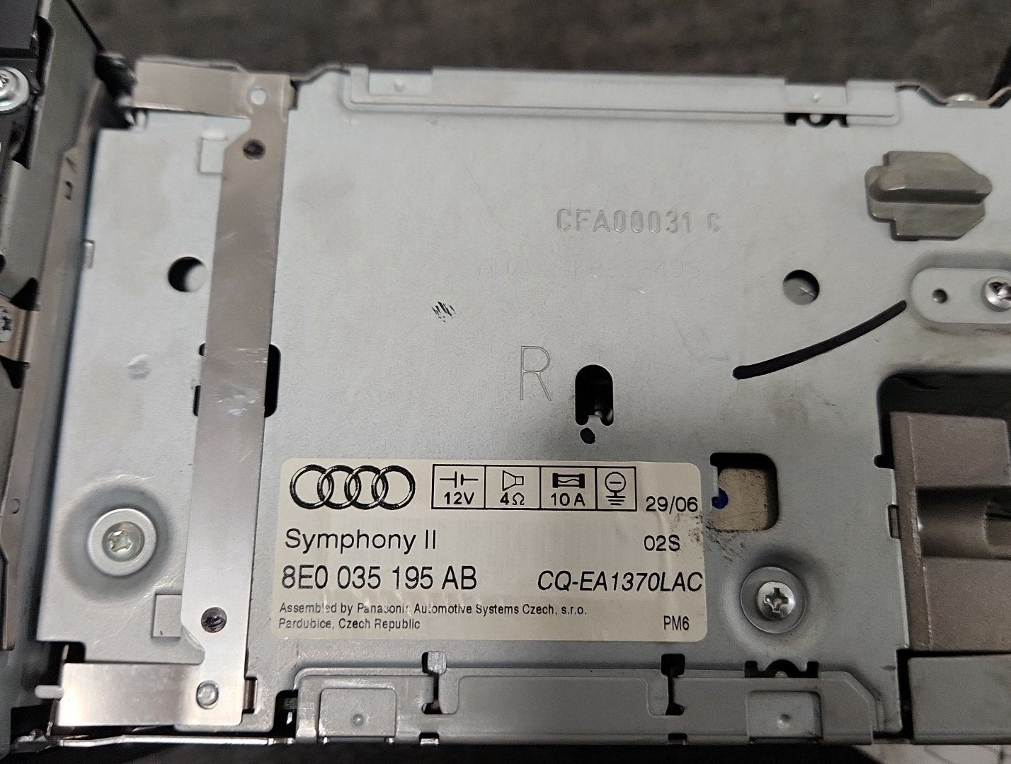 Audi A4 B7 Genuine Radio Stereo CD Player Head Unit 8E0035195AB