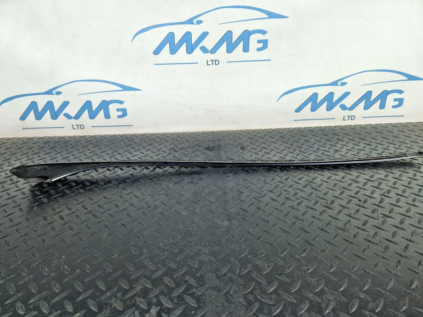 16-19 MERCEDES BENZ GLE W166 FRONT LEFT WINDSCREEN WATER DEFLECTOR A1666901180