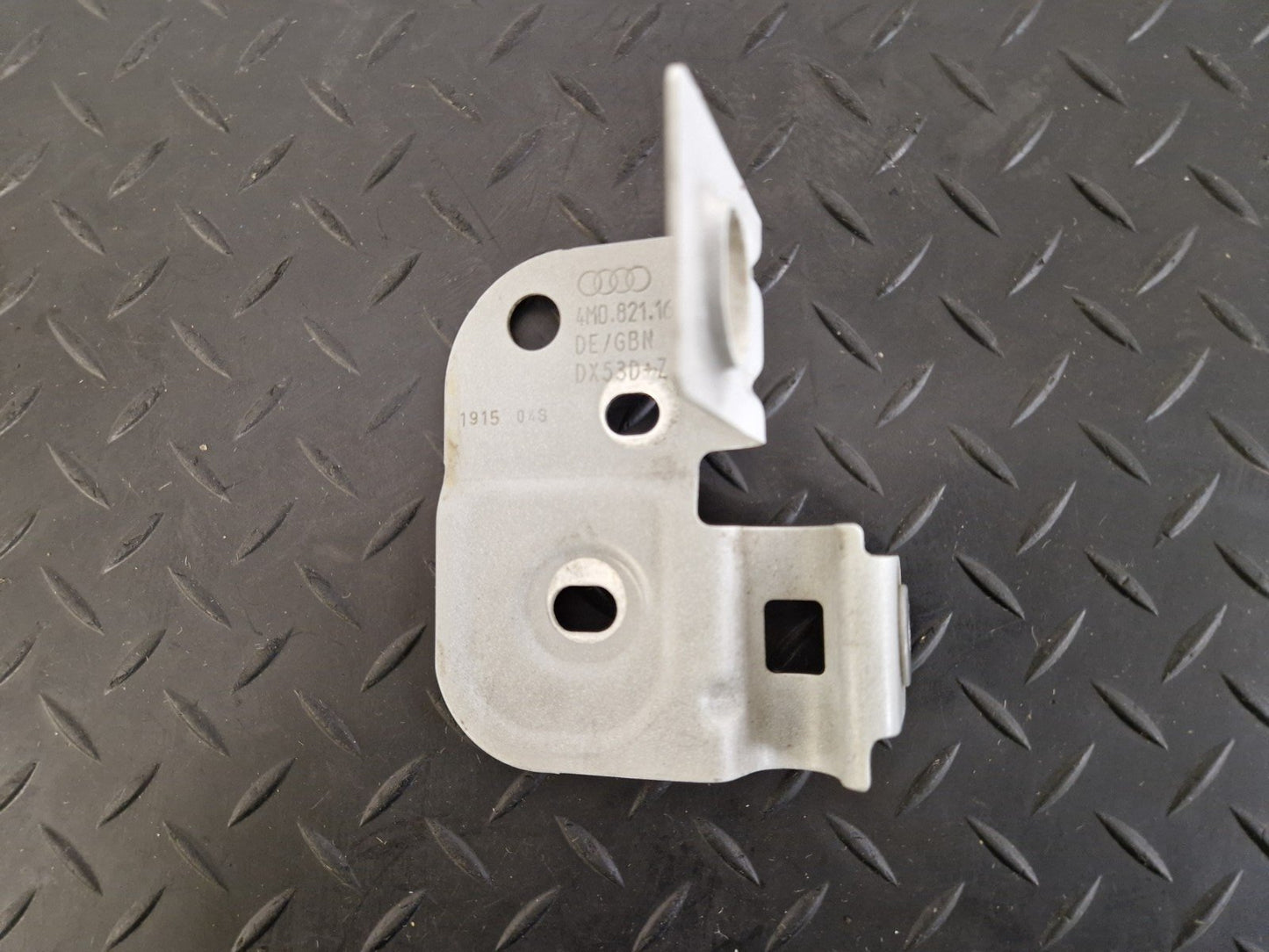 16-20 AUDI Q7 4M GENUINE FRONT RIGHT O/S FENDER HOLDER WING BRACKET 4M0821168