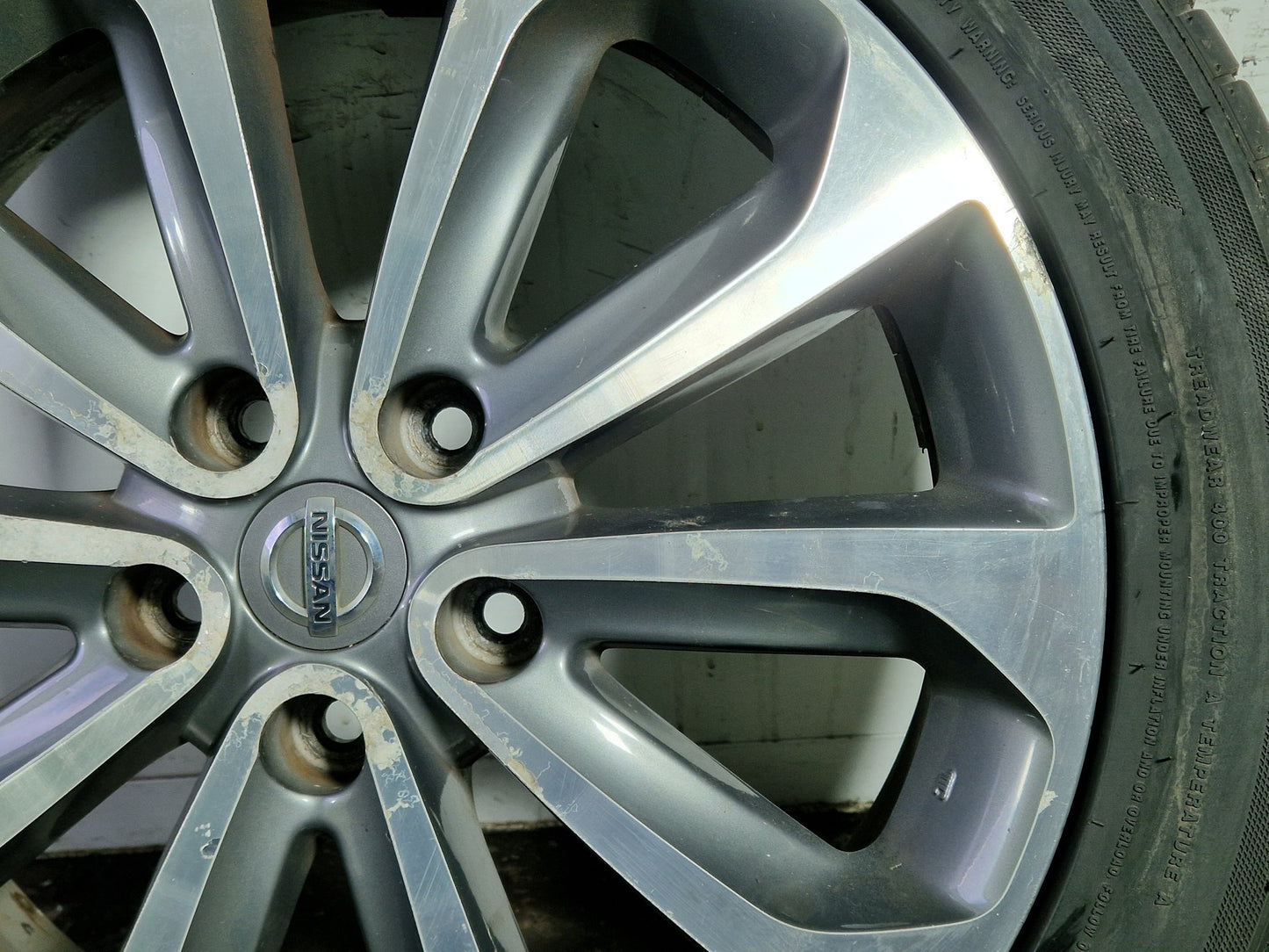 Nissan Qashqai+2 MK1 FL (J10) 18" Alloy Wheel with Tyre 215/55/18 ~4mm