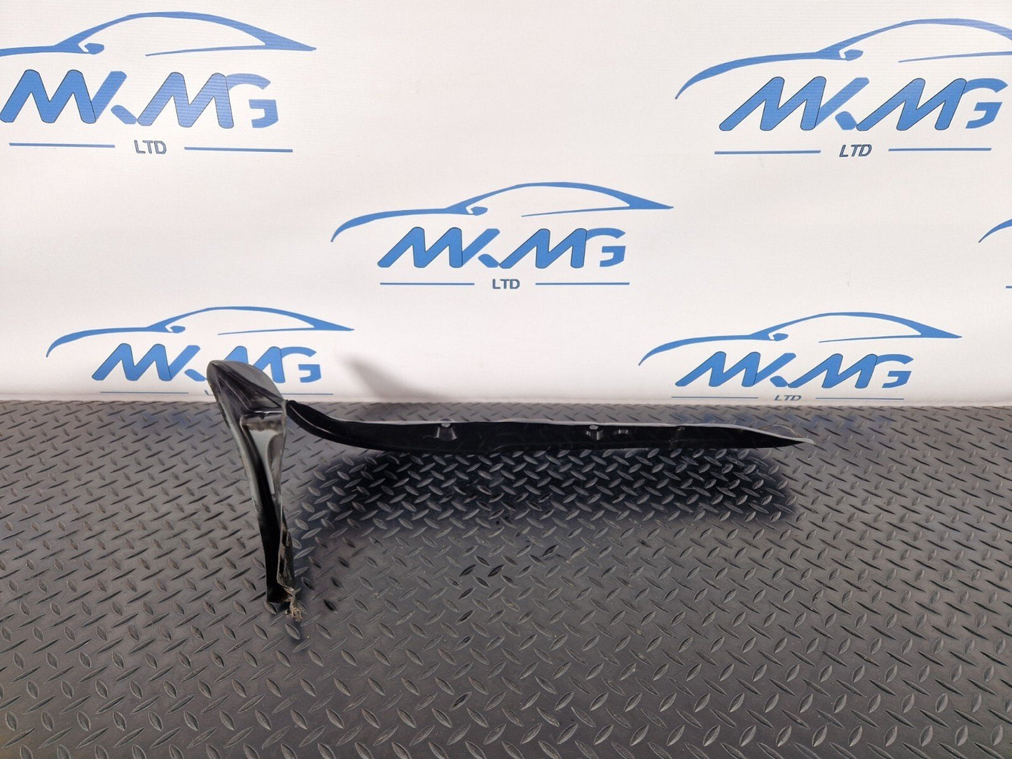 10-18 AUDI A7 4G S-LINE FRONT RIGHT WING FENDER END SEAL PLATE 4G8821112A