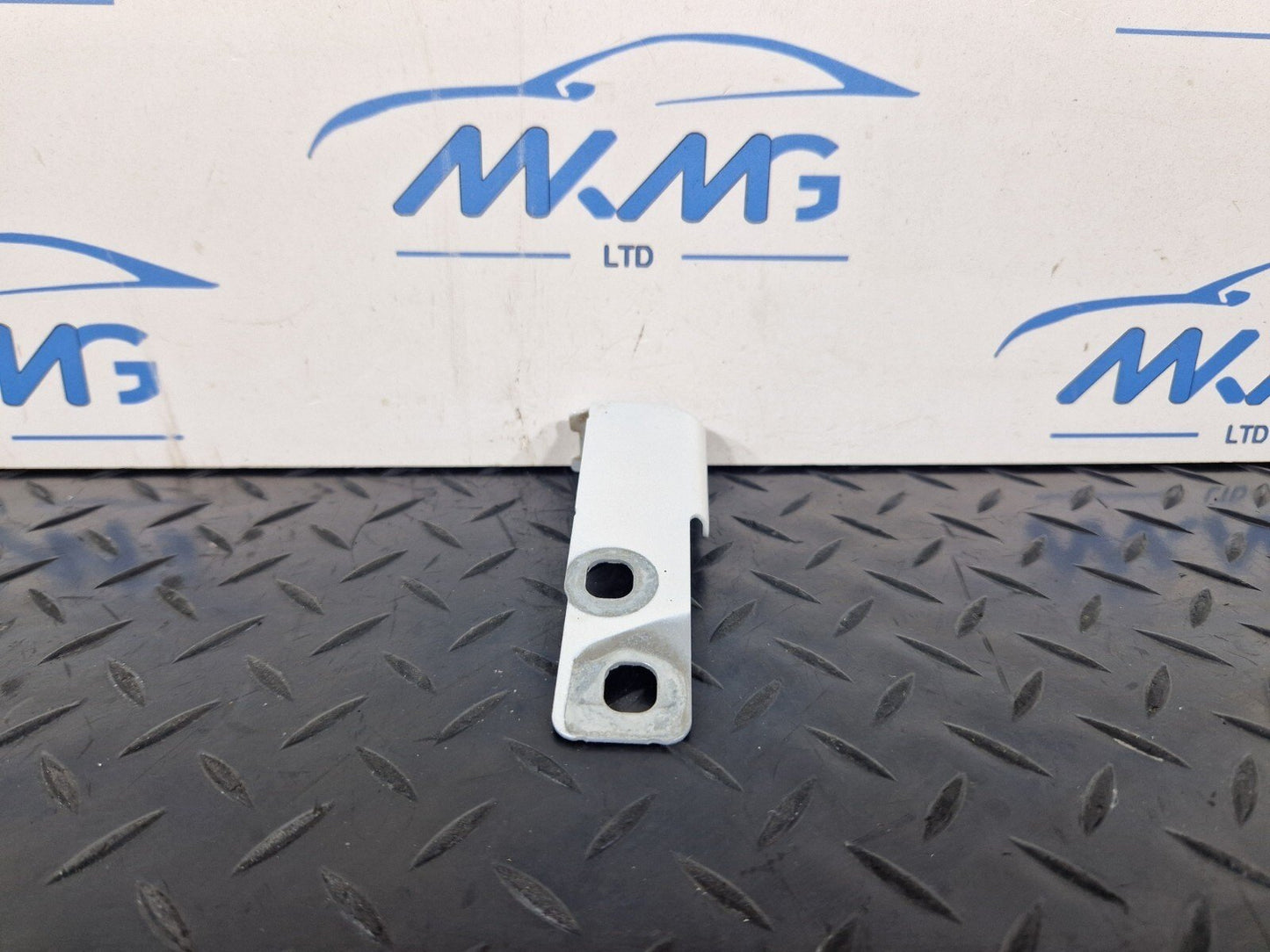16-19 AUDI A4 B9 S-LINE GENUINE FRONT LEFT PASSENGER SIDE WING BRACKET 8W0821433